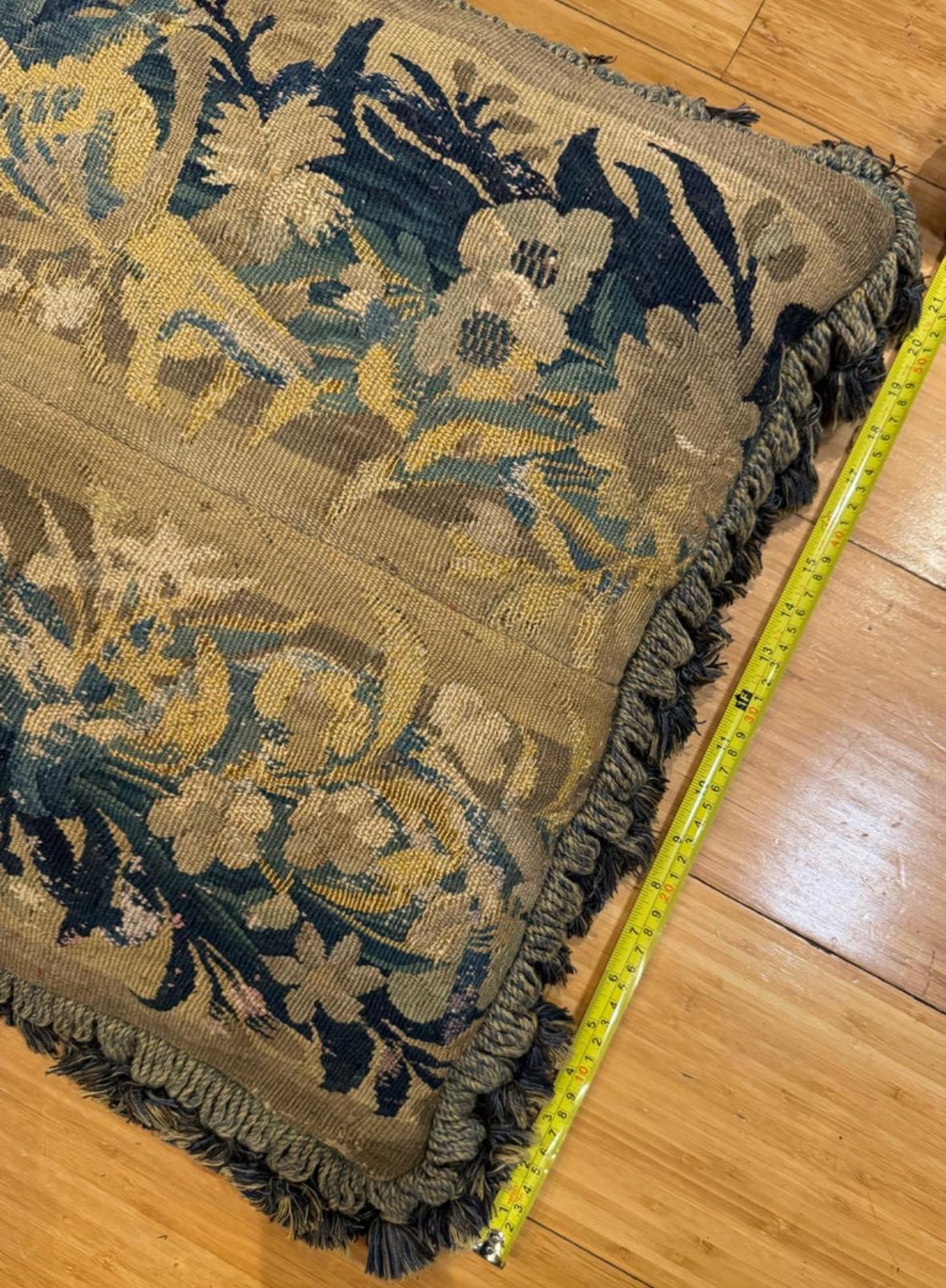 Belga Antico cuscino ad arazzo in Verdure del XVII secolo con fogliame e nappine in vendita