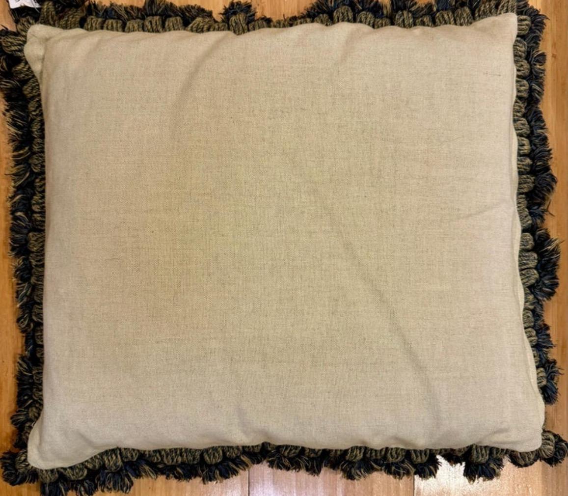 Tessuto a mano Antico cuscino ad arazzo in Verdure del XVII secolo con fogliame e nappine in vendita