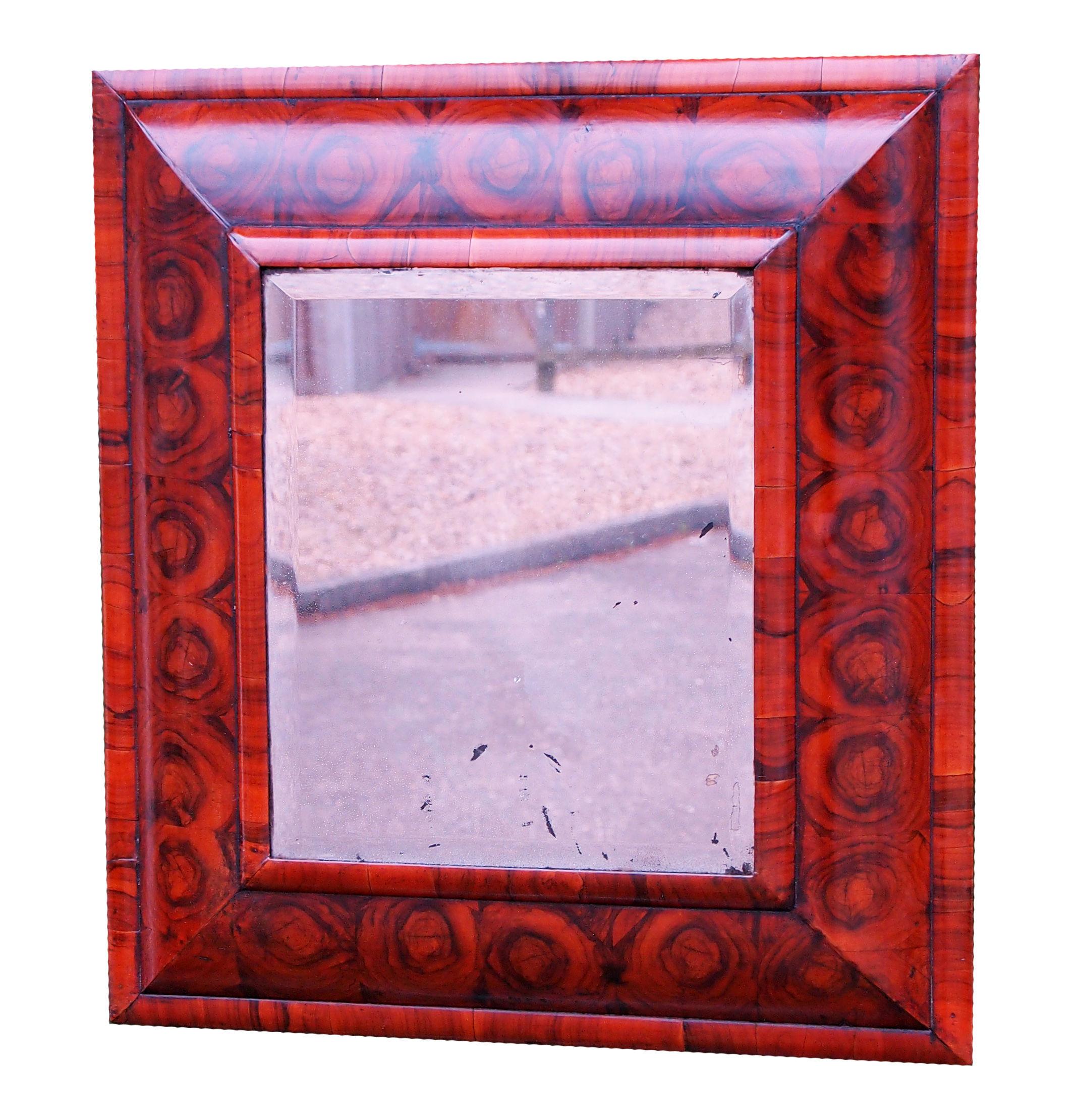 Placage Miroir à coussin ancien en noyer du 17ème siècle, Angleterre, vers 1690 en vente