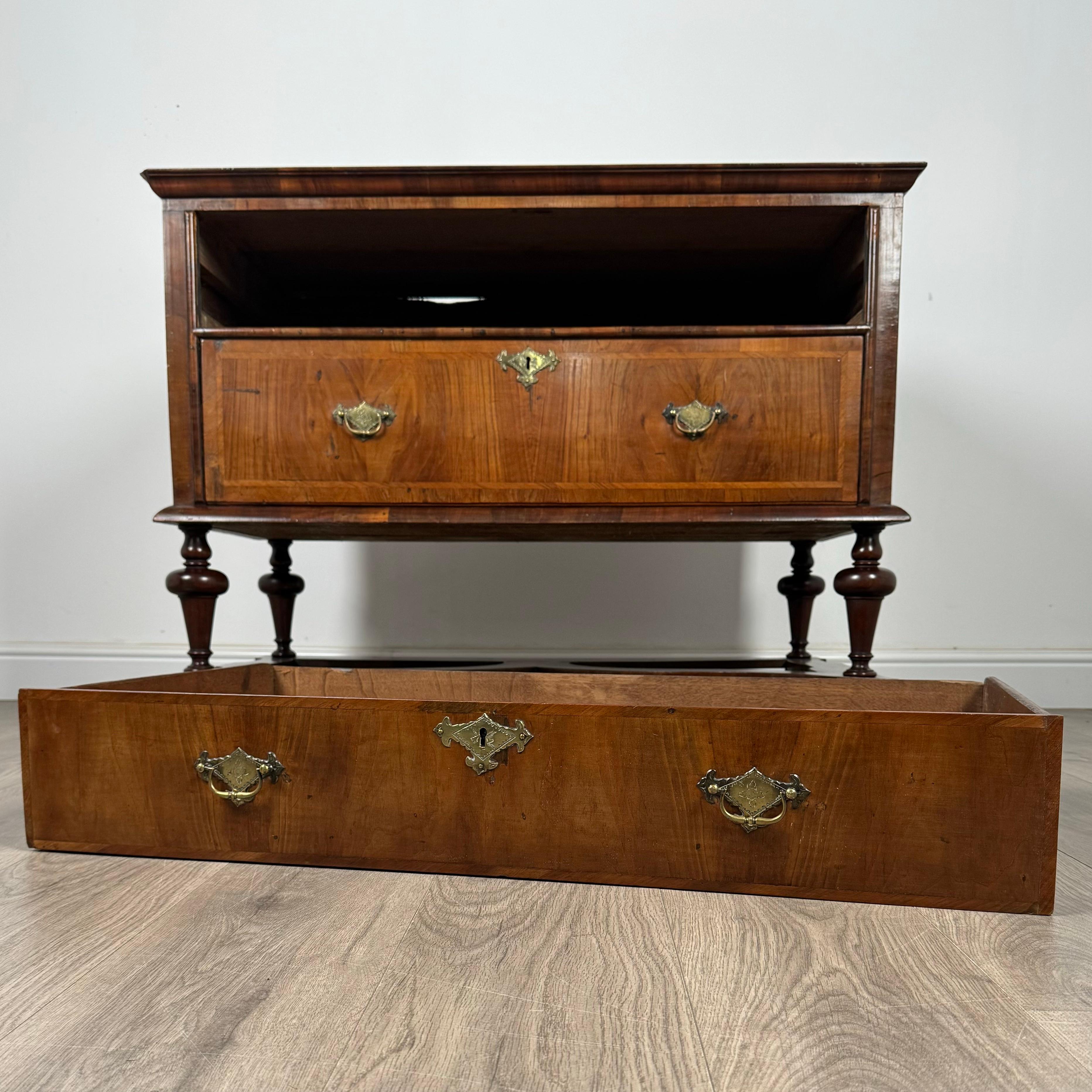 Antico cassettone in noce William & Mary del XVII secolo ( REF AFS-3315 ) in vendita 5