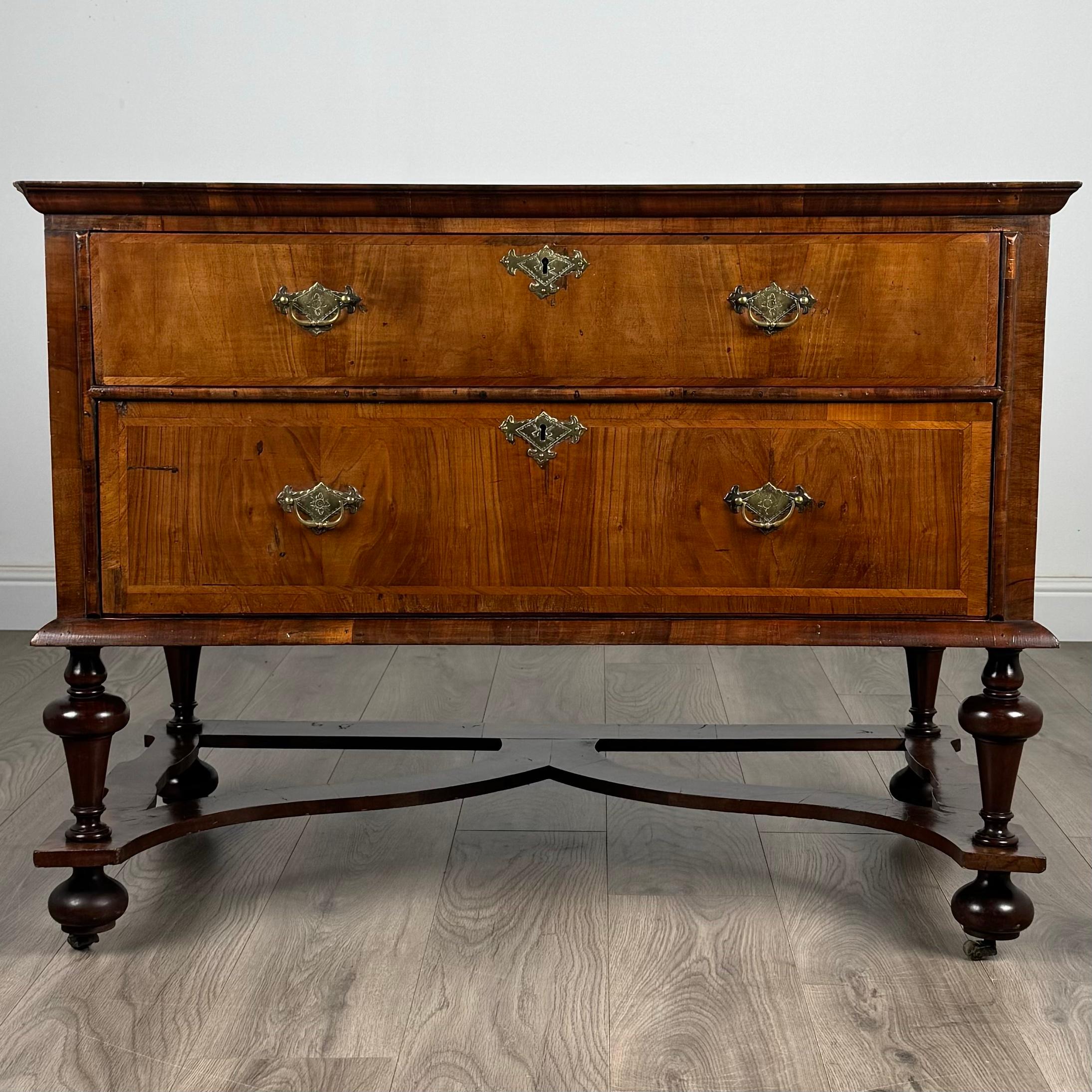 Immagina una splendida cassettiera antica William & Mary, testimonianza dell'opulenza e della raffinatezza del XVII secolo. Realizzata in noce intorno al 1700, questa cassapanca emana un'eleganza senza tempo e una qualità eccezionale.
Quando ti