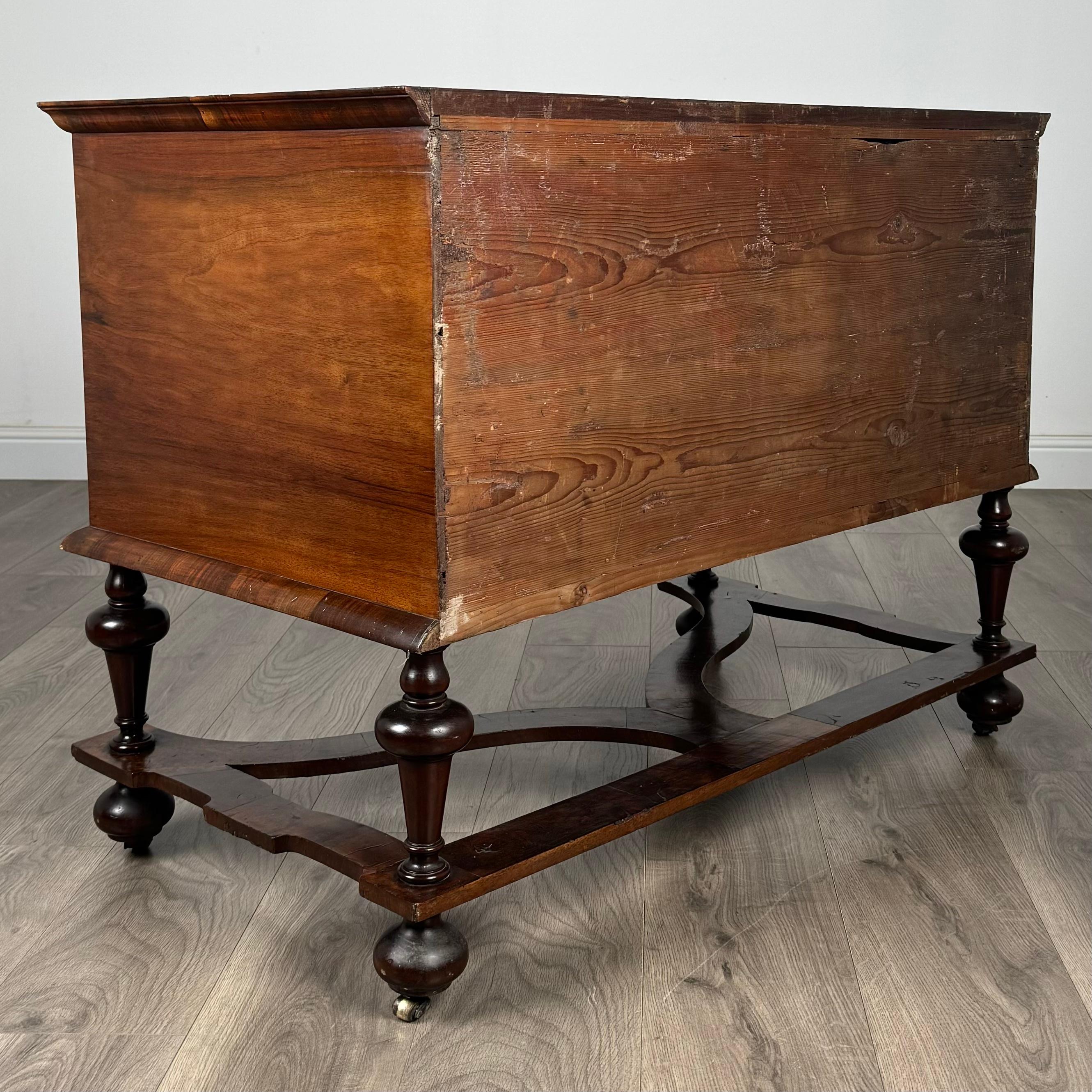 Fino al XVIII secolo Antico cassettone in noce William & Mary del XVII secolo ( REF AFS-3315 ) in vendita
