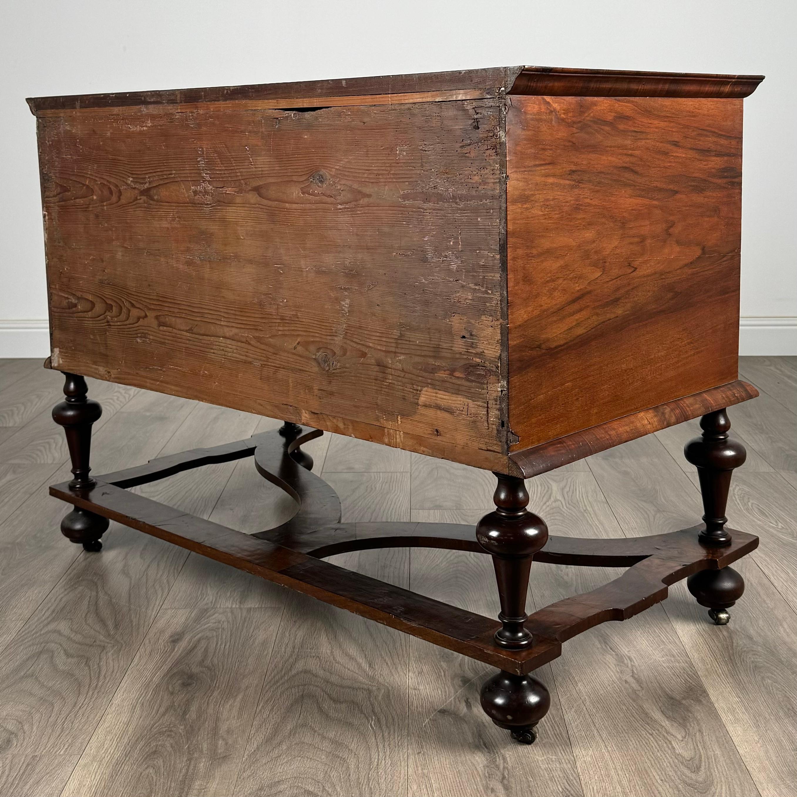 Antico cassettone in noce William & Mary del XVII secolo ( REF AFS-3315 ) in vendita 1