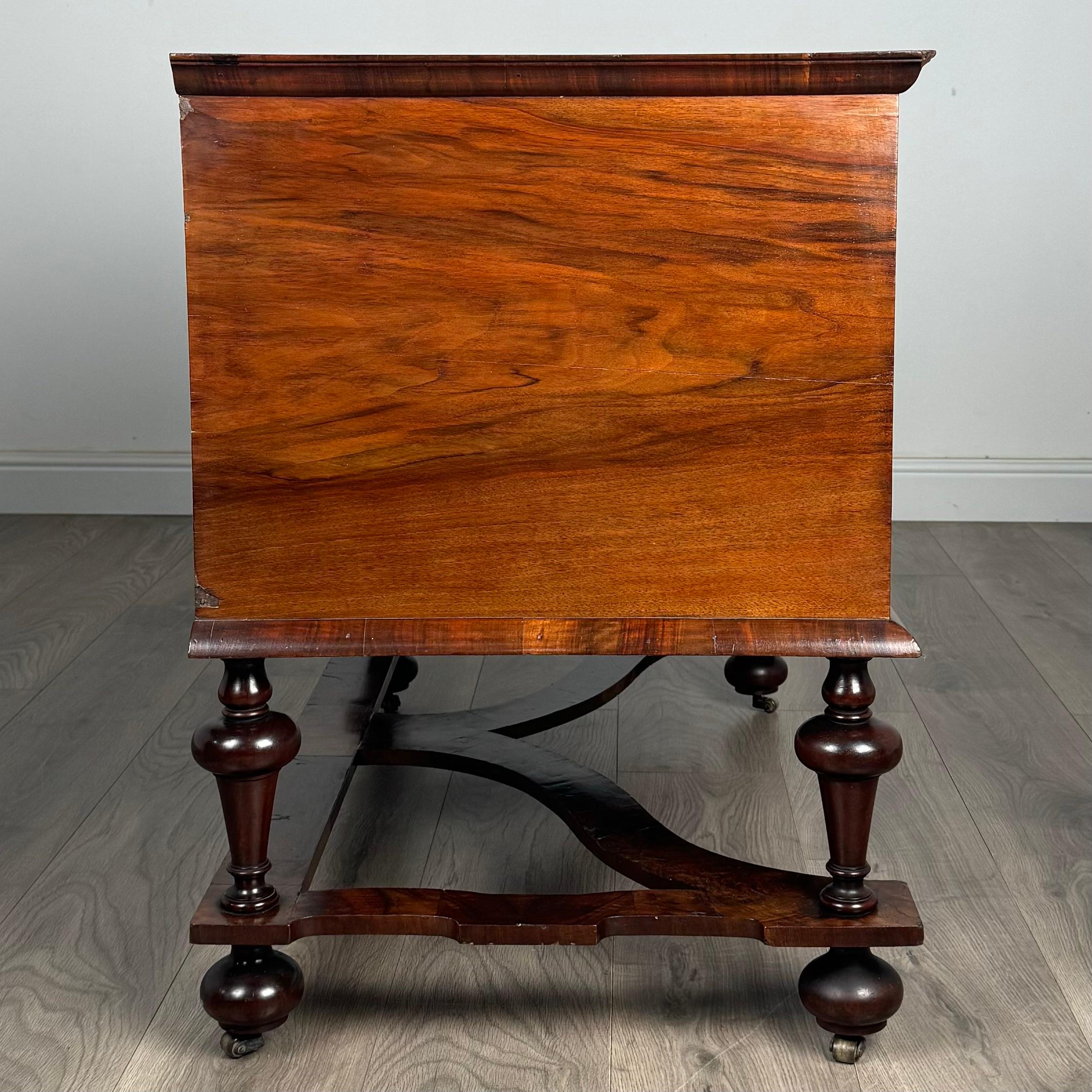 Antico cassettone in noce William & Mary del XVII secolo ( REF AFS-3315 ) in vendita 2