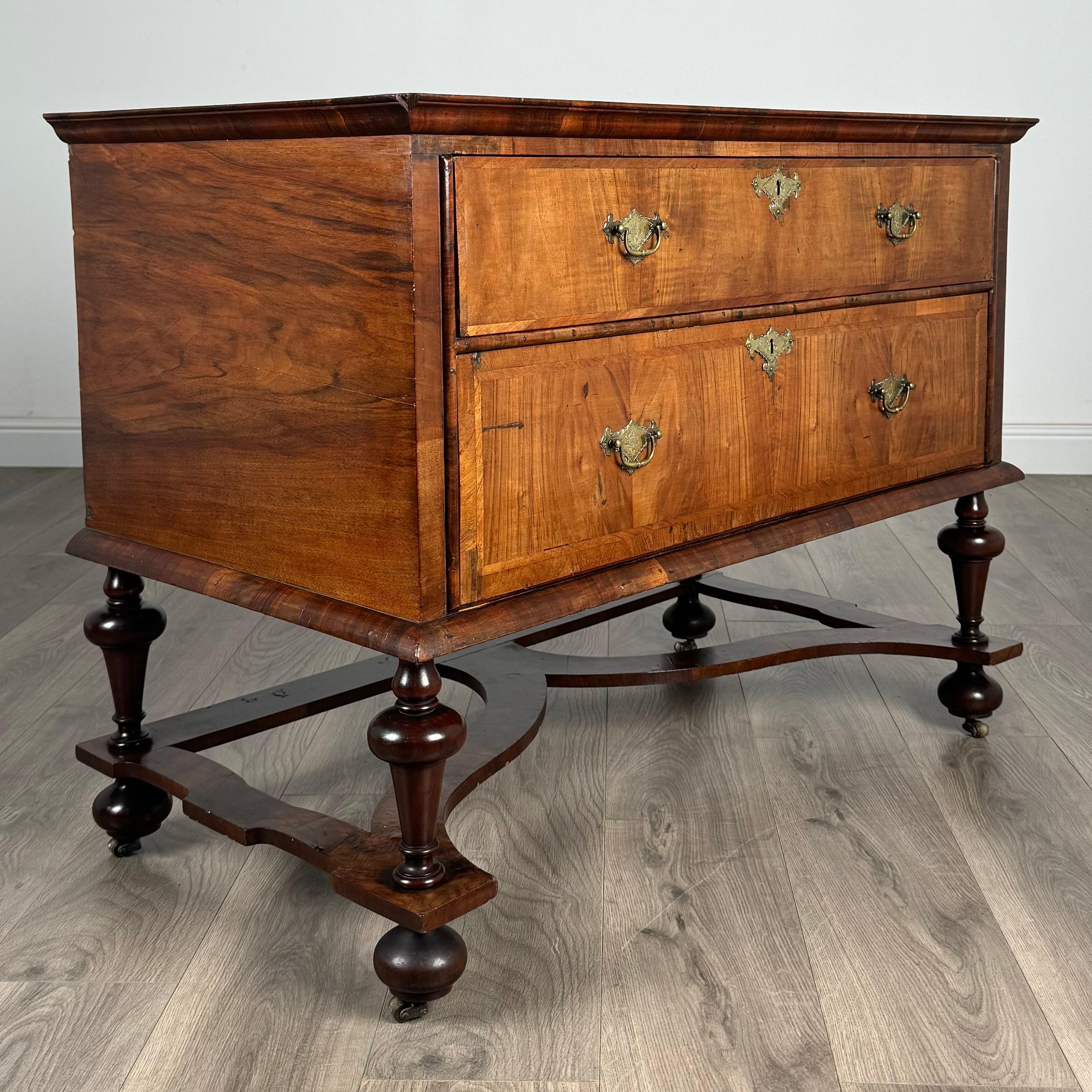 Antico cassettone in noce William & Mary del XVII secolo ( REF AFS-3315 ) in vendita 3