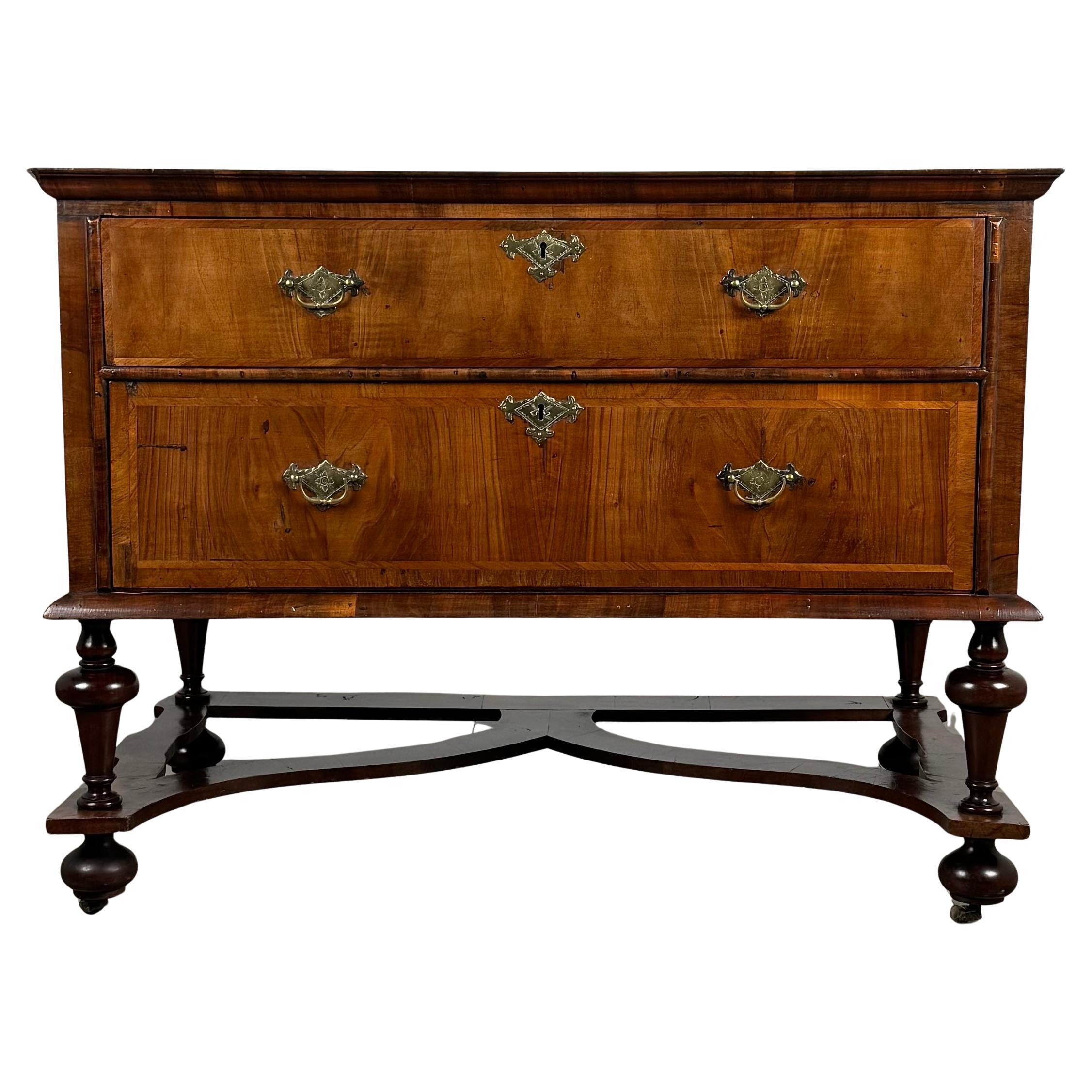 Antico cassettone in noce William & Mary del XVII secolo ( REF AFS-3315 ) in vendita