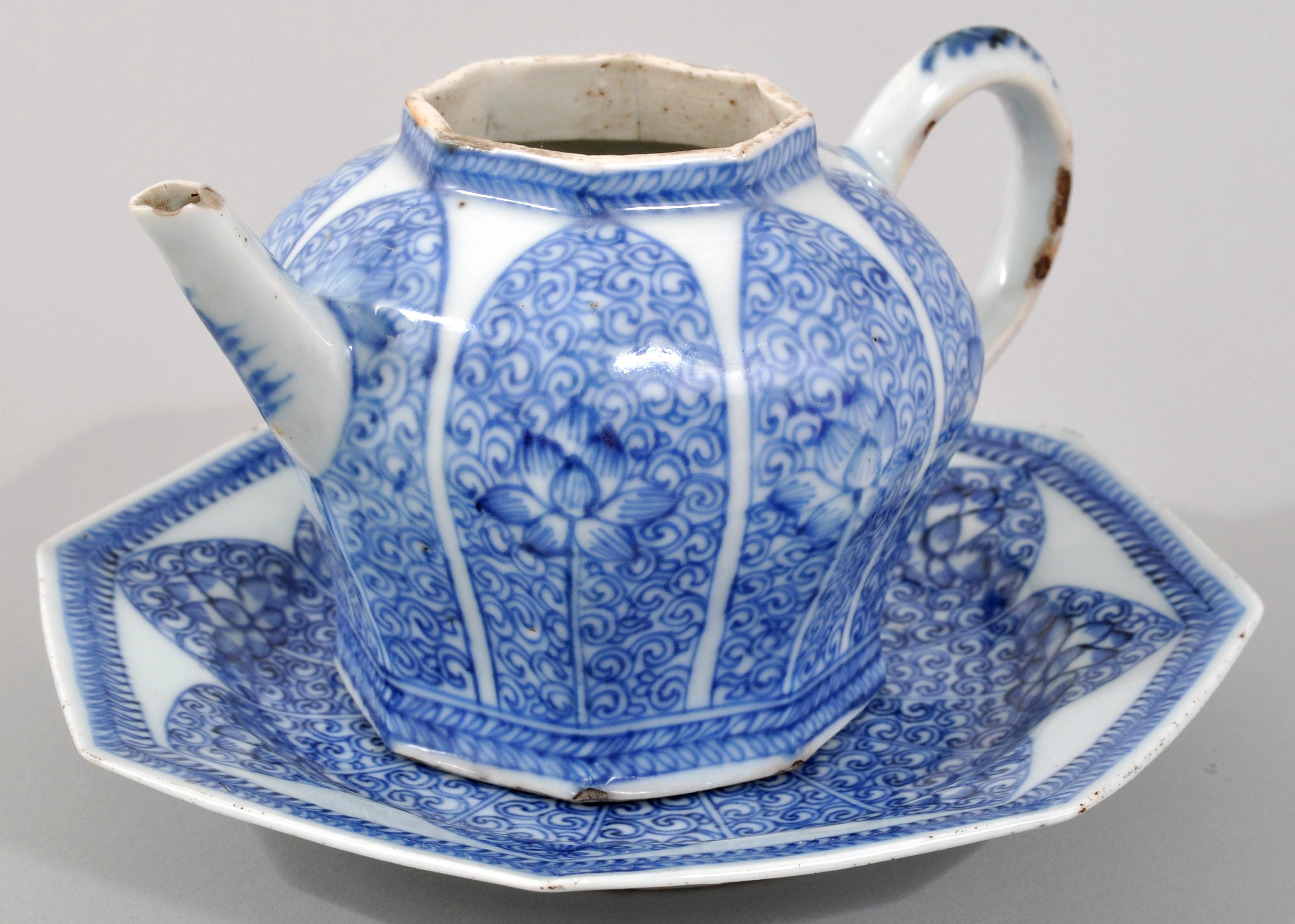 Antique 17th century Chinese Kangxi Period blue and white teapot and stand in the Islamic style, circa 1650. The teapot and stand decorated in underglazed blue with Arabesque decoration. Both teapot and stand made for the Middle Eastern market