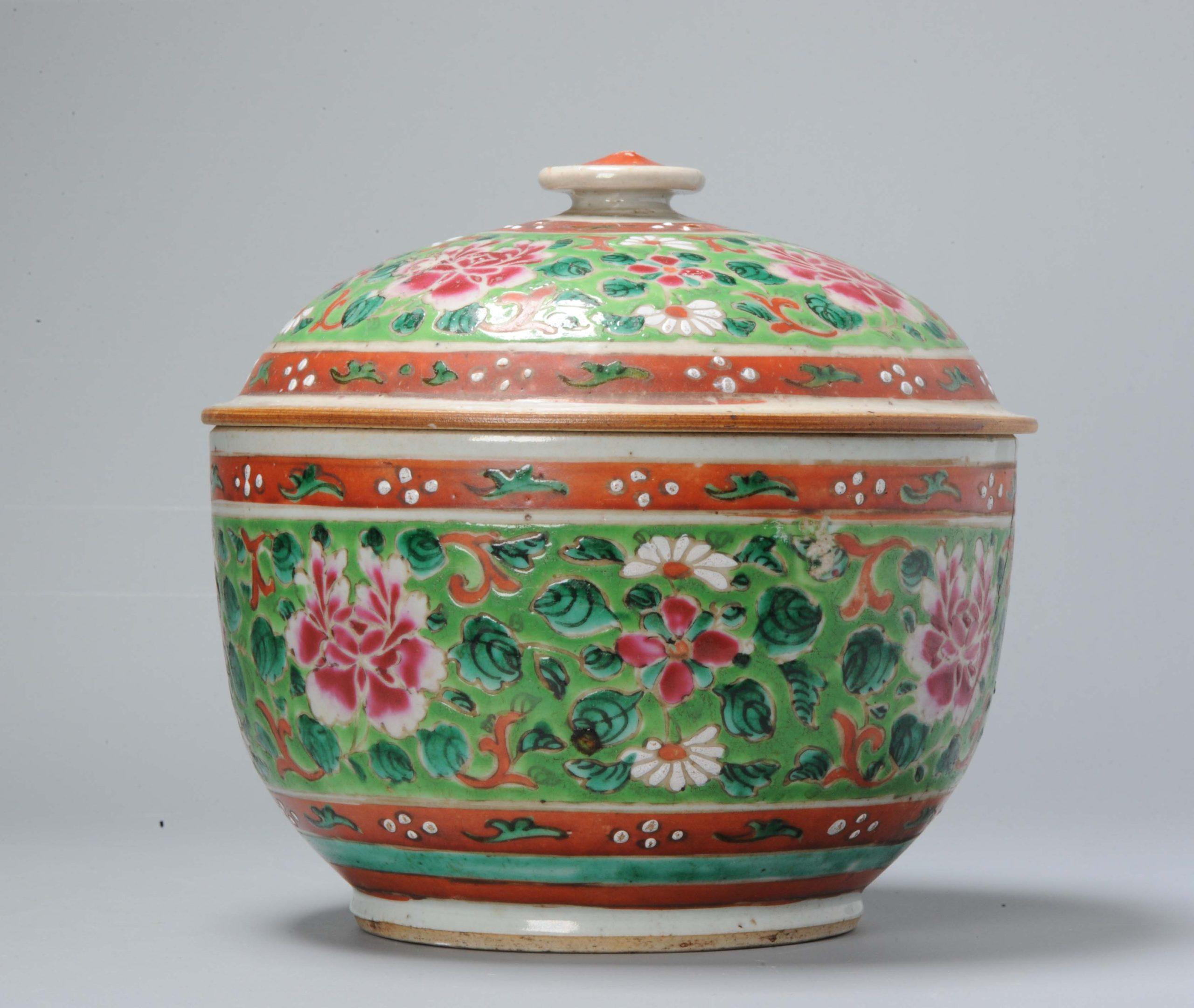 Antique 18/19 Century Chinese Porcelain Thai Bencharong Jar with Flowers Green In Excellent Condition In Amsterdam, Noord Holland