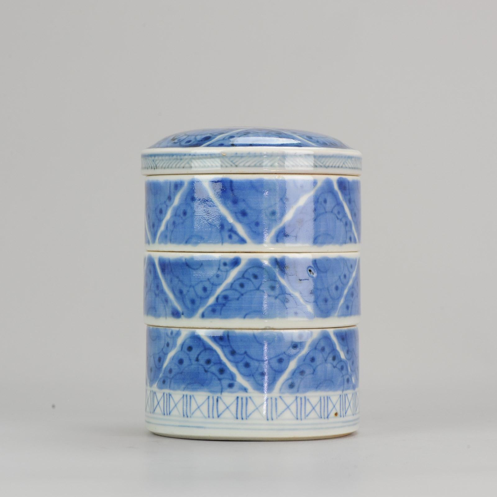 A nicely decorated food container whose separate porcelain trays are painted with a matching blue and white net pattern
Condition
Overall condition very good, some minimal rimfritting. Size: 155mm height
Period
19th century.