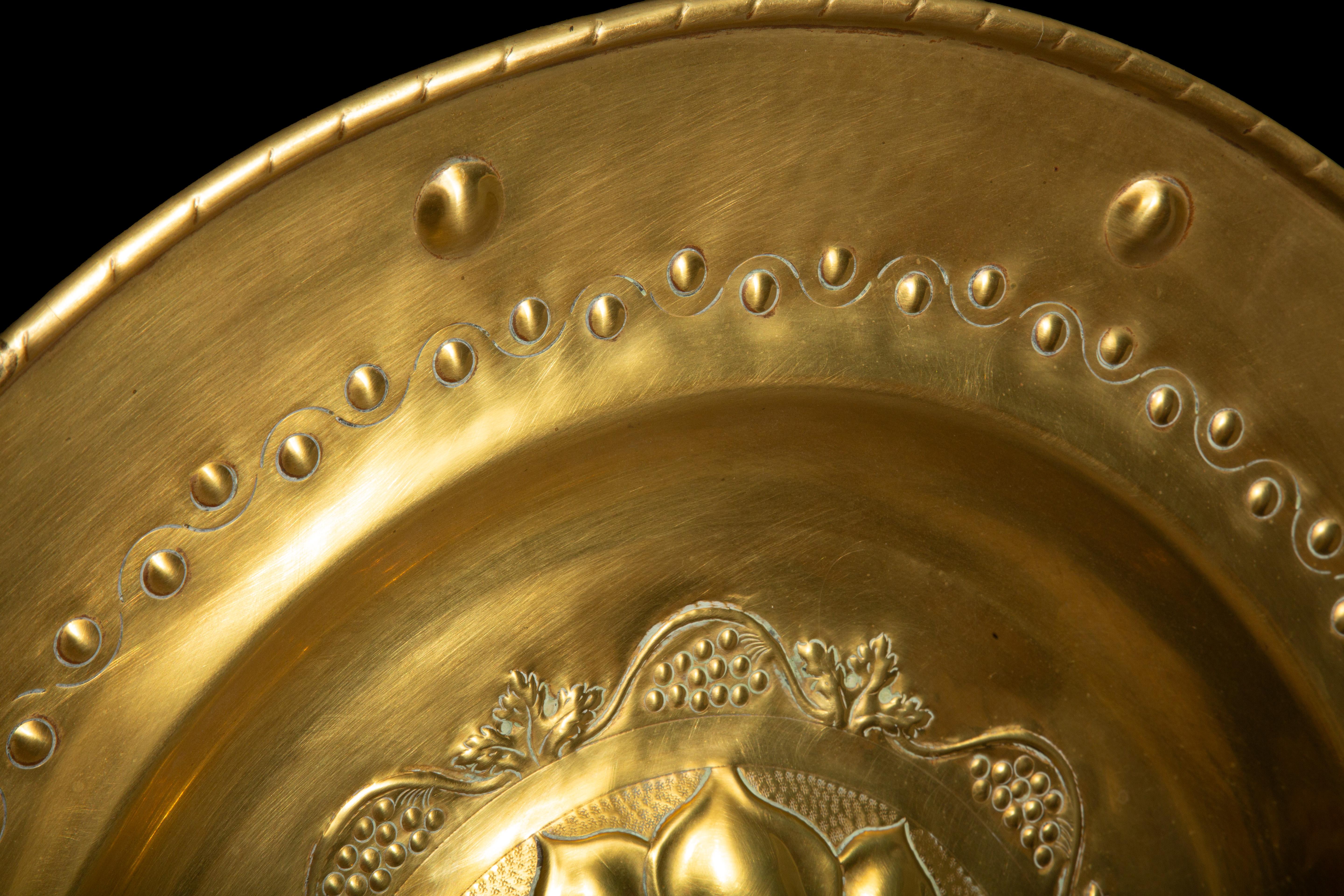 Antique aumônier orné en laiton du 18/19e siècle avec motif de colombe (21,75