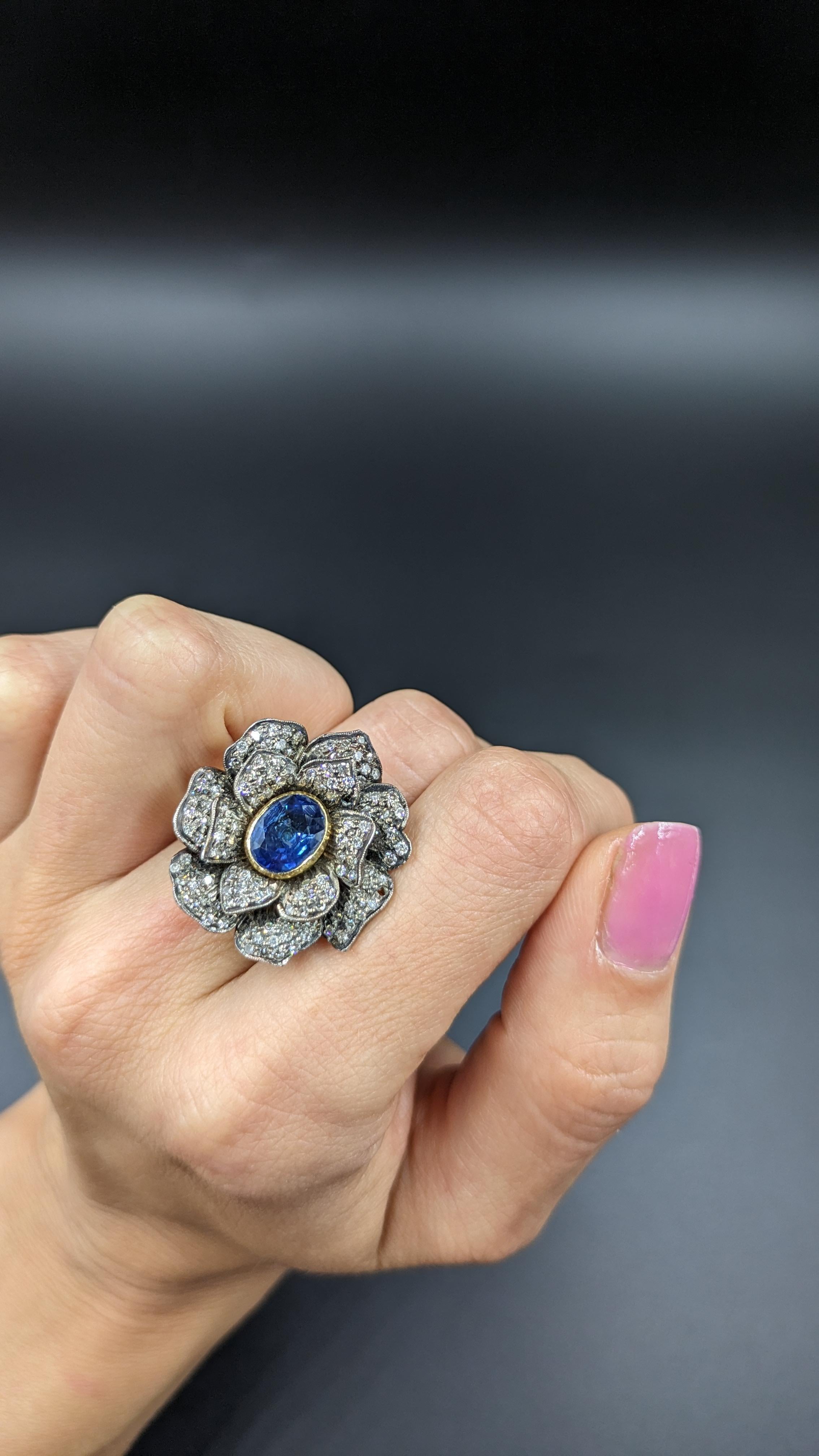 Antique 1.8 Carat Blue Sapphire and 1.6 Carat Diamond 18K Gold Ring For Sale 6