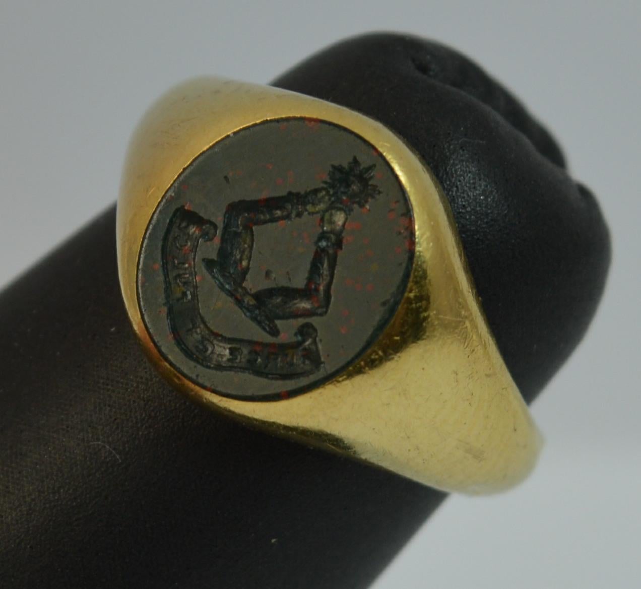 Antique 18 Carat Gold and Bloodstone Intaglio Seal Signet Crest Ring 3