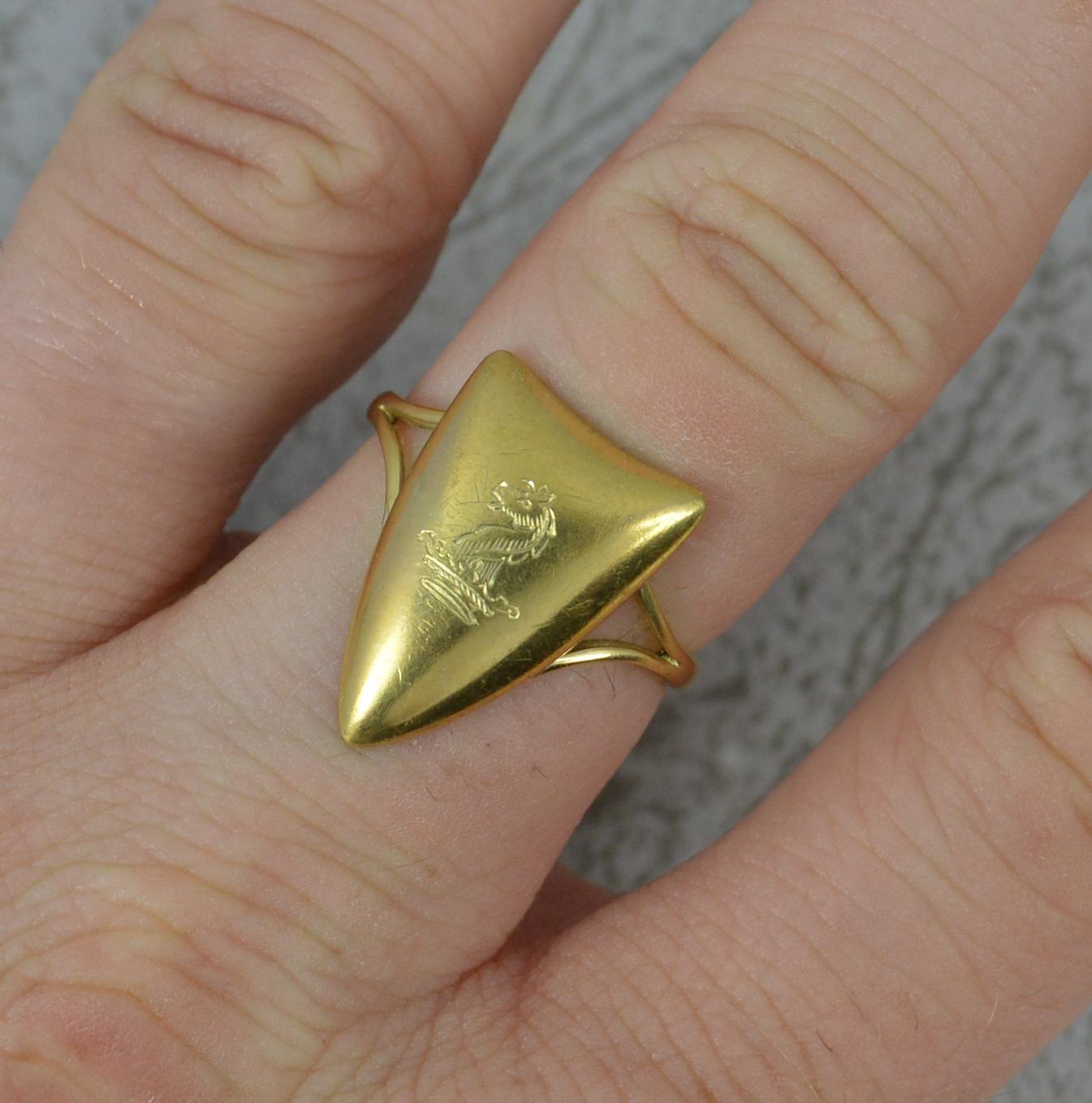 A superb antique signet ring, circa 1900.
Solid 15 carat yellow gold example.
Set with shield shaped head with crest engraving depicting a horse head on crown.
12mm x 18mm head.

CONDITION ; Very good. Clean and polished band. Solid example. A