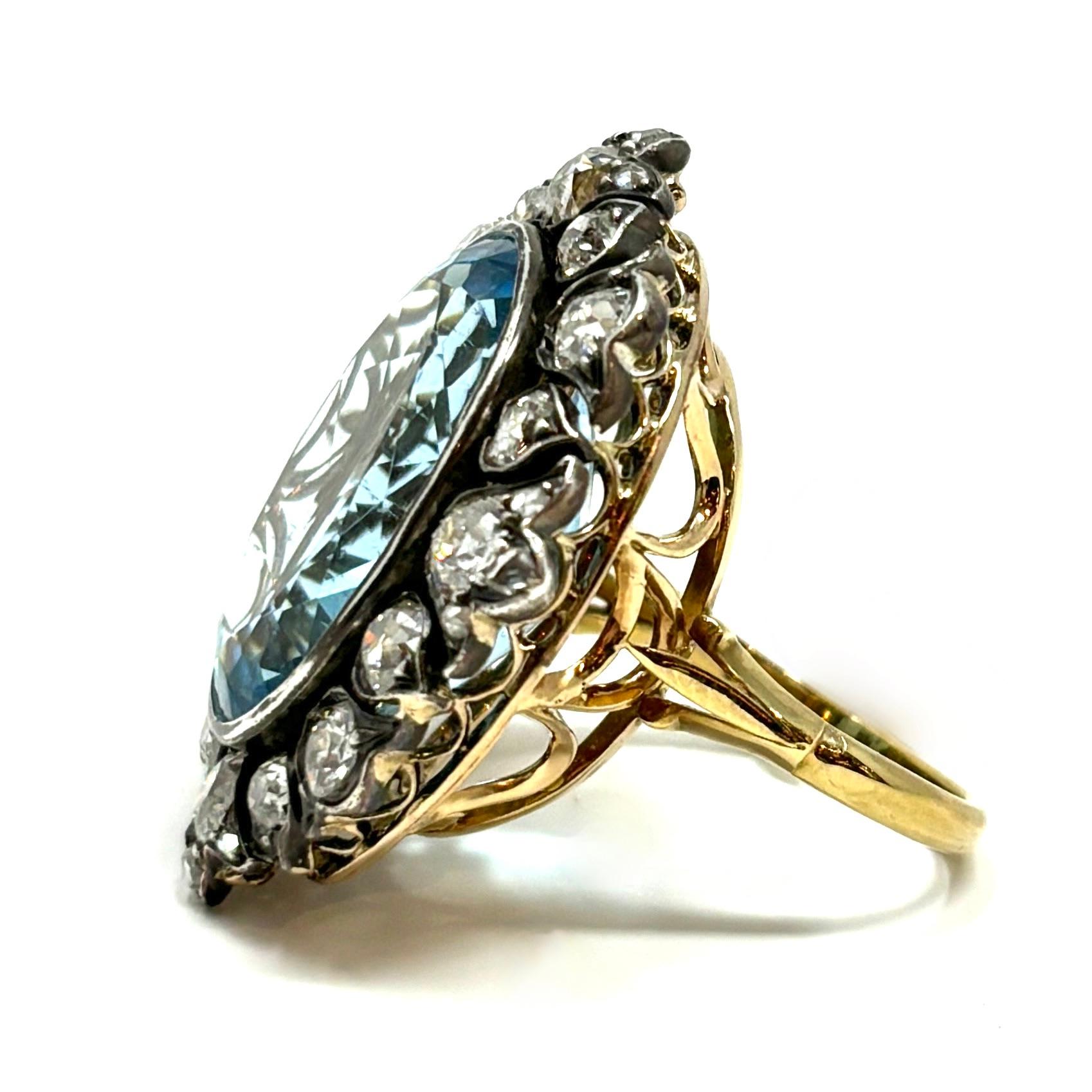 Un rêve merveilleux et unique d'aigue-marine et de diamant - cette bague était autrefois une broche que quelqu'un a astucieusement transformée en une spectaculaire bague de cocktail. 

L'aigue-marine d'un bleu vif pèse environ 24 carats et les