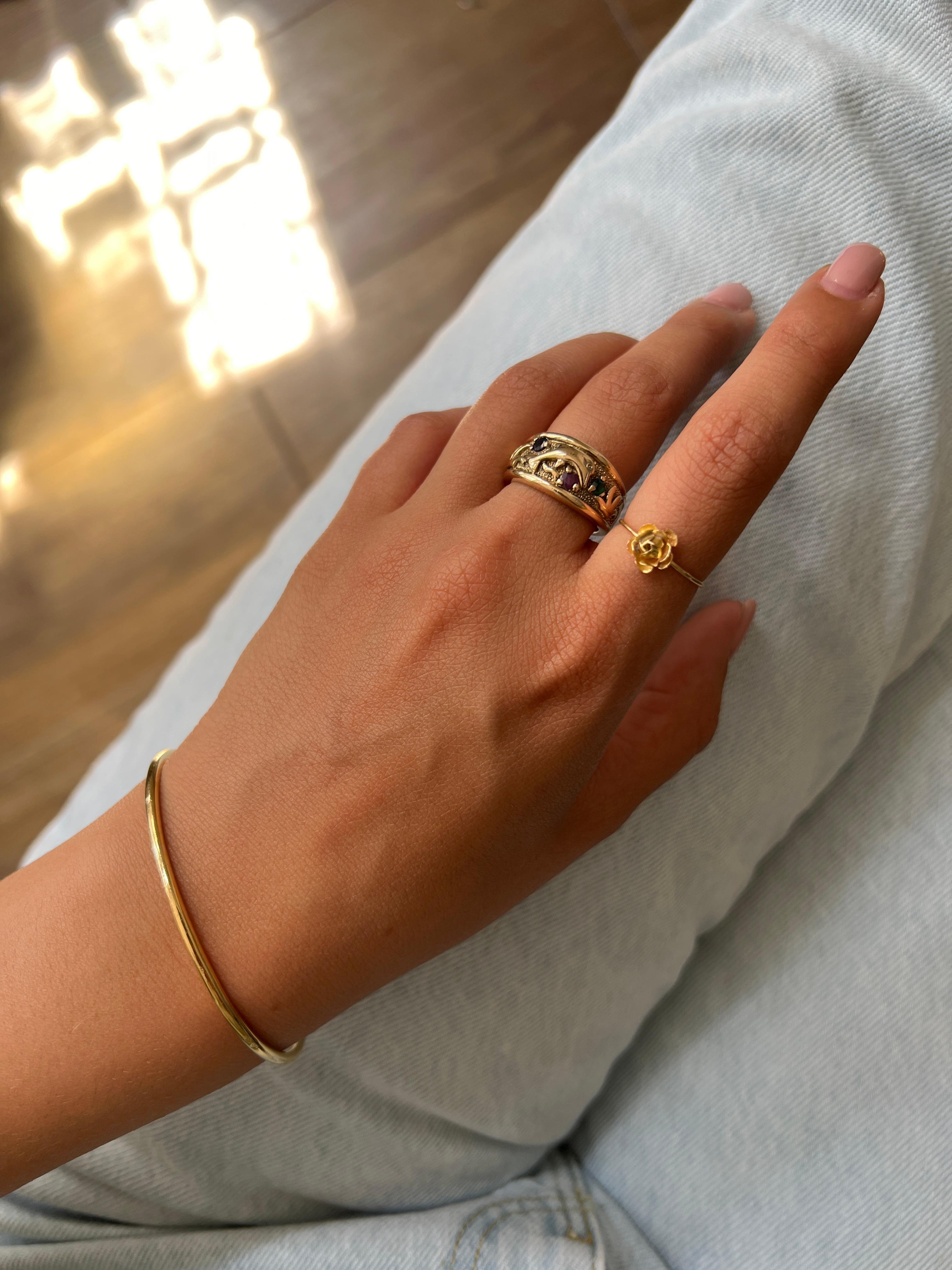 Antique 18 Carat Gold Ring Set With Precious Stones

This yellow gold ring, dating from the 1960s, celebrates the beauty of nature with timeless elegance. Finely engraved with motifs evoking waves, a dolphin and plants, it embodies a unique artistic