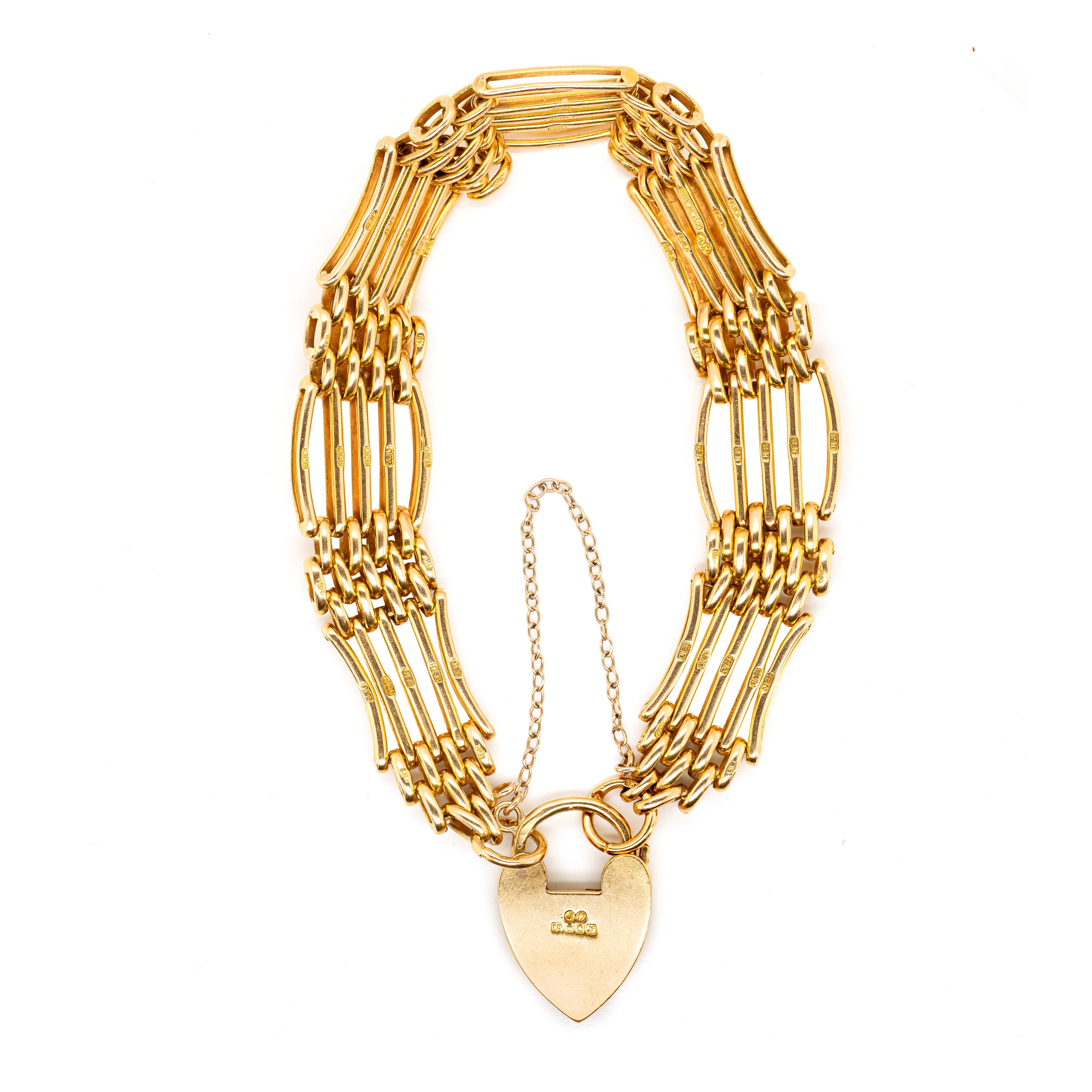 Datant de 1913, ce bracelet de porte édouardien est méticuleusement fabriqué à la main en or jaune 18 carats et se ferme avec un charmant cadenas en forme de cœur qui donne à cette pièce un aspect romantique. Le 