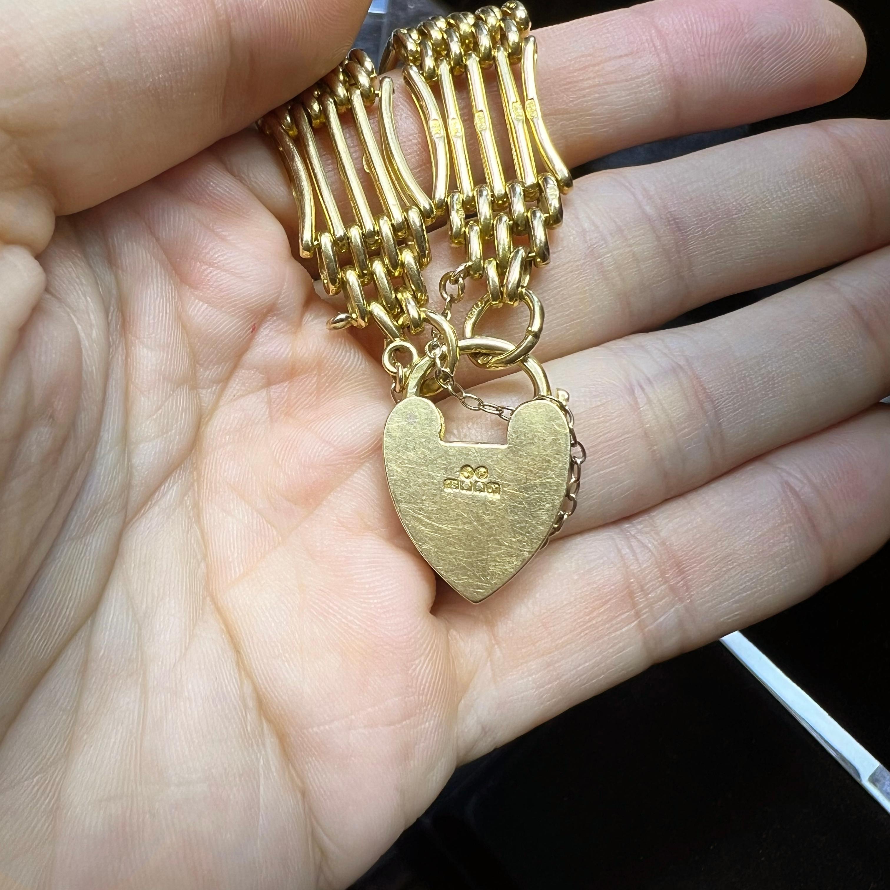 Bracelet ancien en or jaune 18 carats avec cadenas en forme de cœur, 1913 Bon état - En vente à London, GB