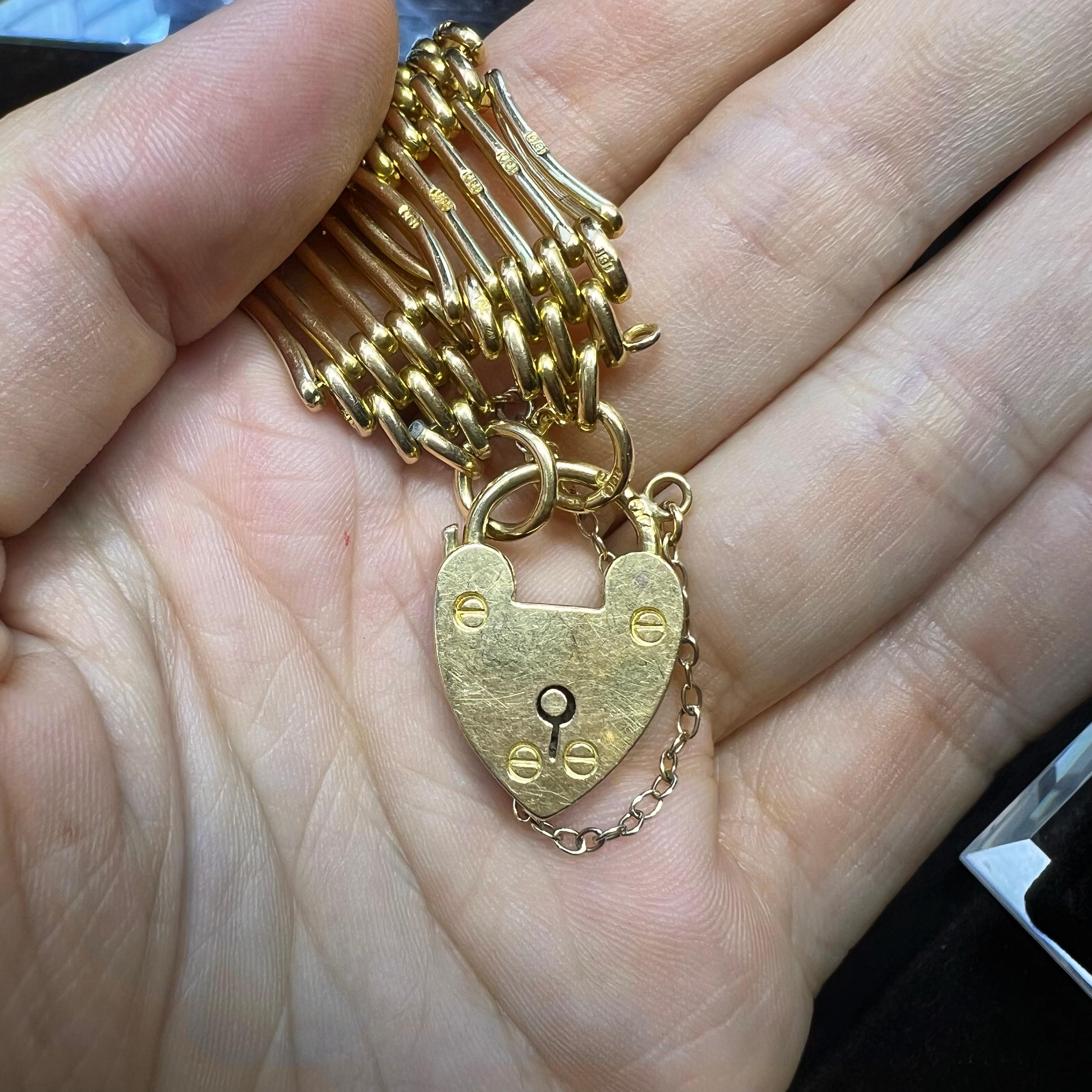 Bracelet ancien en or jaune 18 carats avec cadenas en forme de cœur, 1913 Unisexe en vente