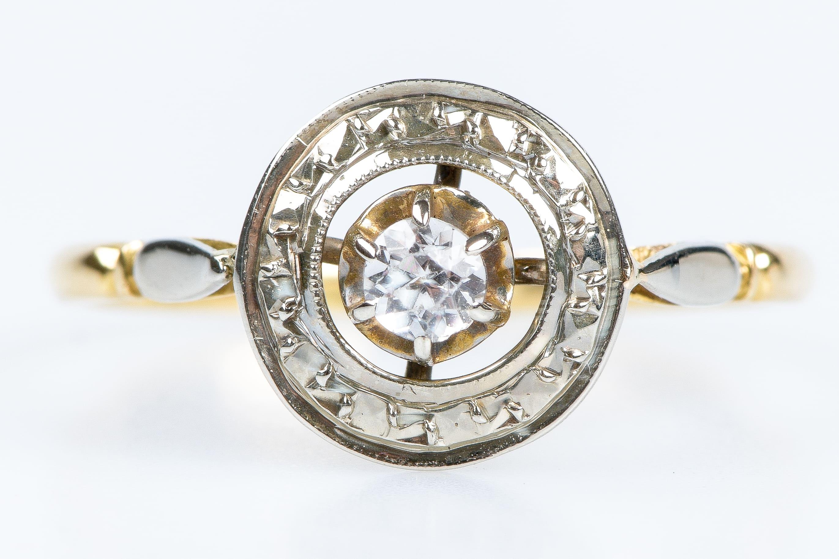 Antiker Ring aus 18 Karat Gelbgold, verziert mit Zirkoniumoxid.
Das Oxid ist in der Mitte des Juwels in einem mit Reliefs verzierten Kreis angebracht. Mehrere Details machen diesen Ring einzigartig. Dieses Schmuckstück ist sehr elegant und Vintage,