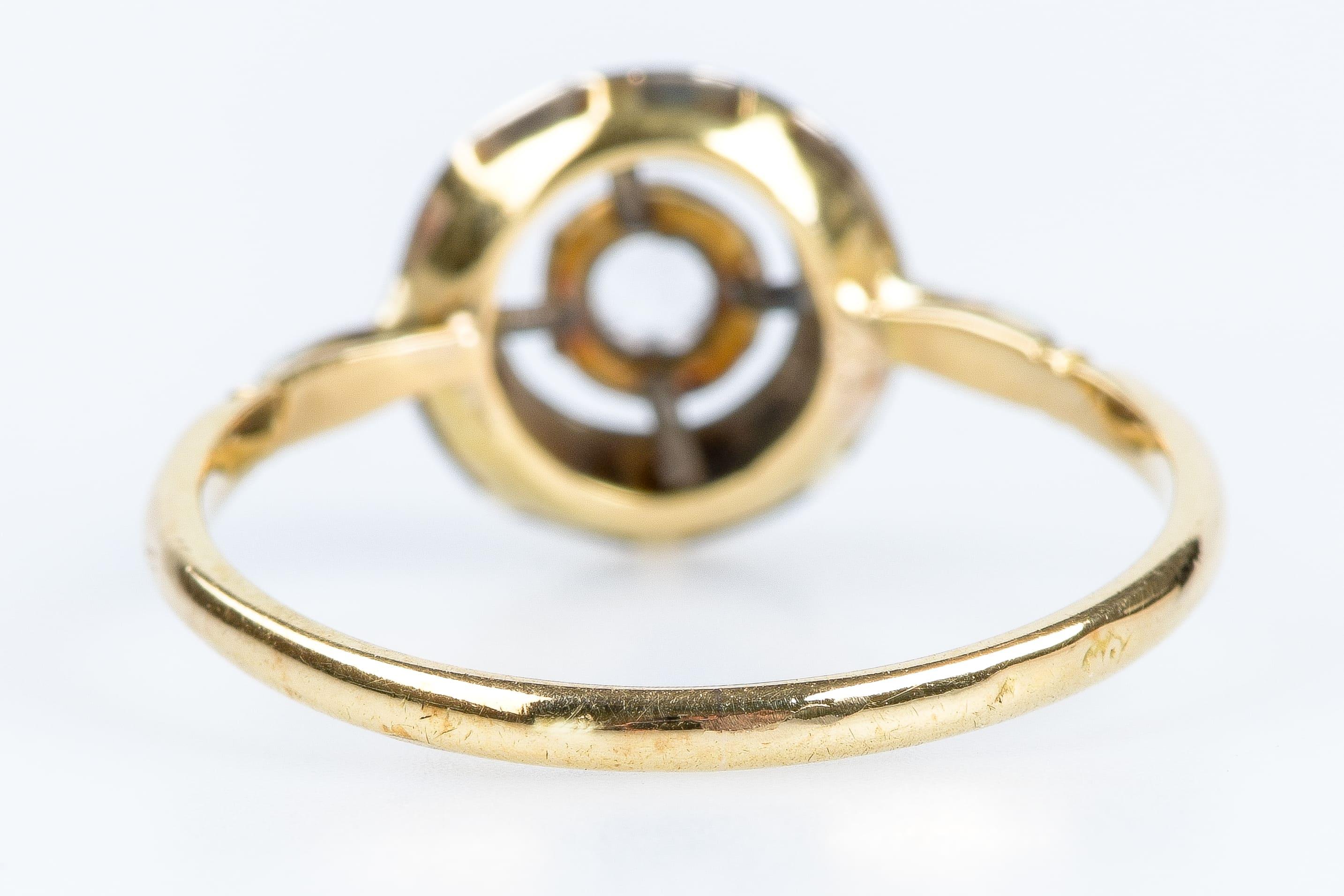 Antiker Ring aus 18-karätigem Gelbgold, verziert mit Zirkonoxid im Angebot 1