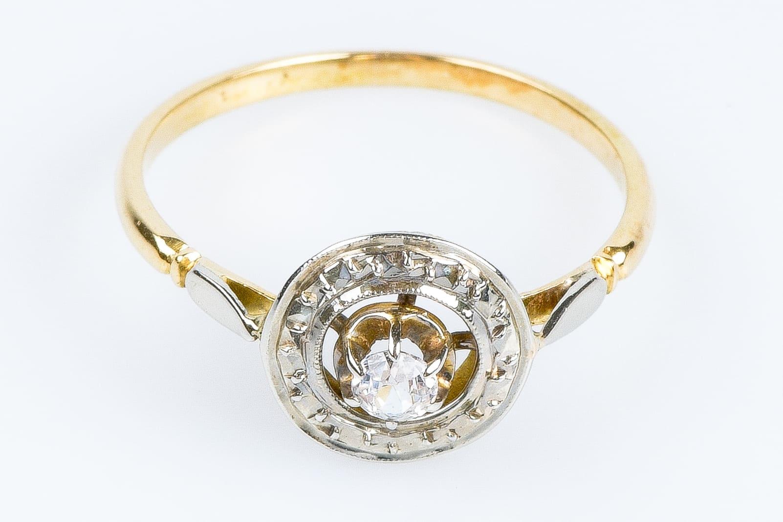 Antiker Ring aus 18-karätigem Gelbgold, verziert mit Zirkonoxid im Angebot 3
