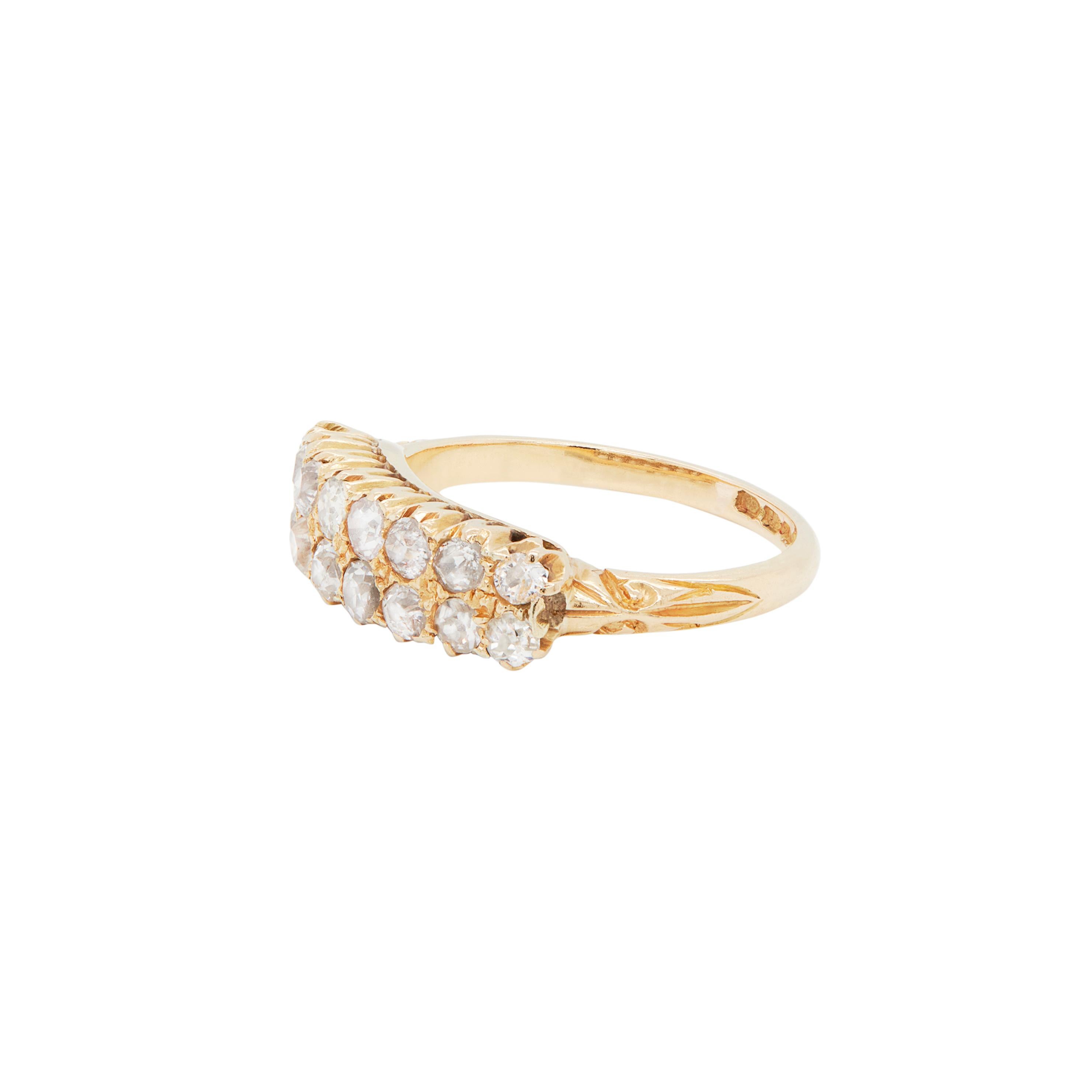 Datant de l'époque édouardienne, cette superbe bague en or jaune antique 18 carats de fabrication anglaise est un bel exemple de l'incroyable savoir-faire artisanal du début des années 1900.

Cette pièce exquise comporte 16 diamants taille ancienne