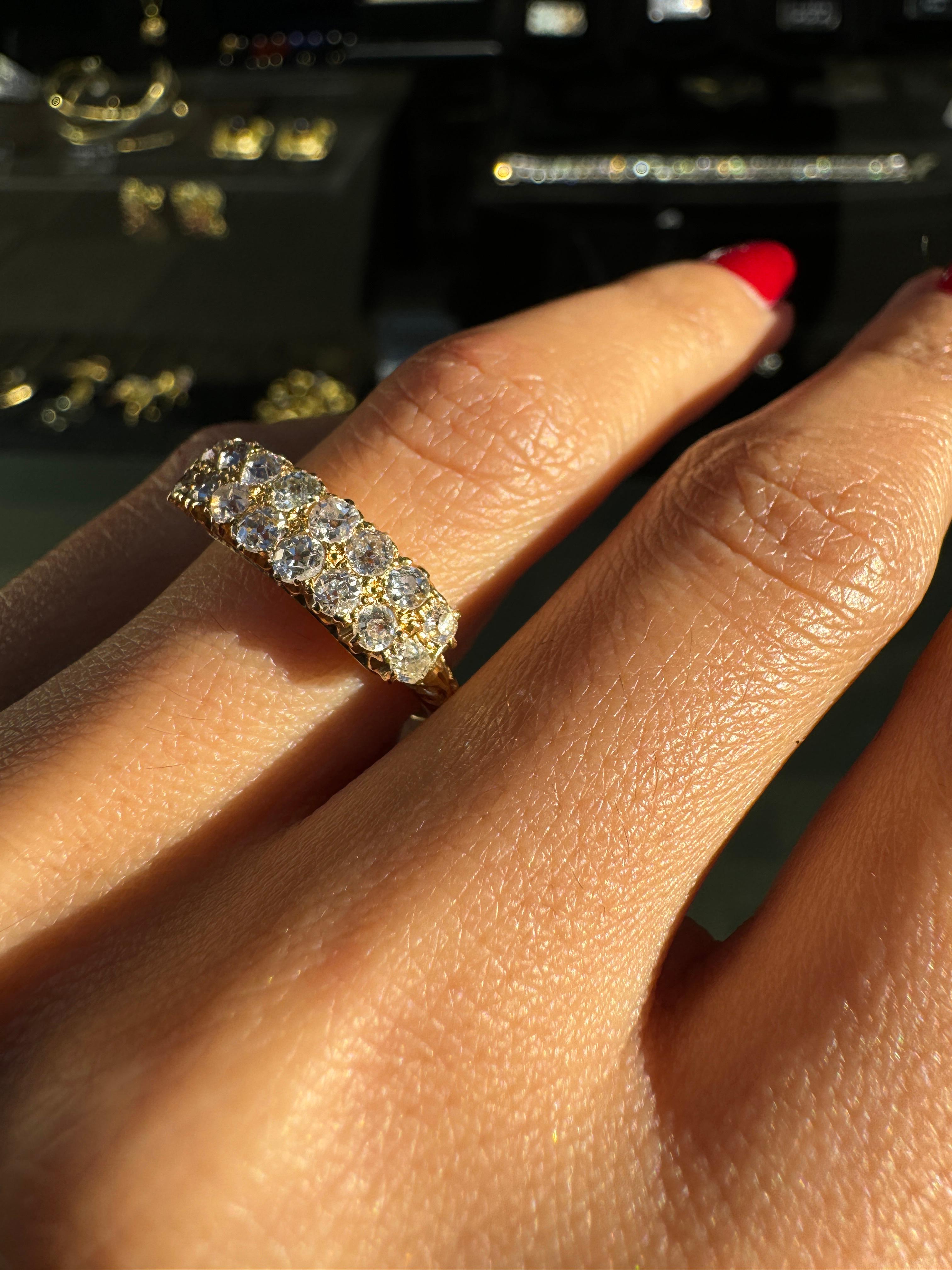 Bague ancienne en or jaune 18 carats à deux rangées de diamants taille ancienne, année 1913 Bon état - En vente à London, GB