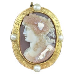 Broche antiguo de oro amarillo grabado de 18 quilates y camafeo de piedra dura tallado a mano