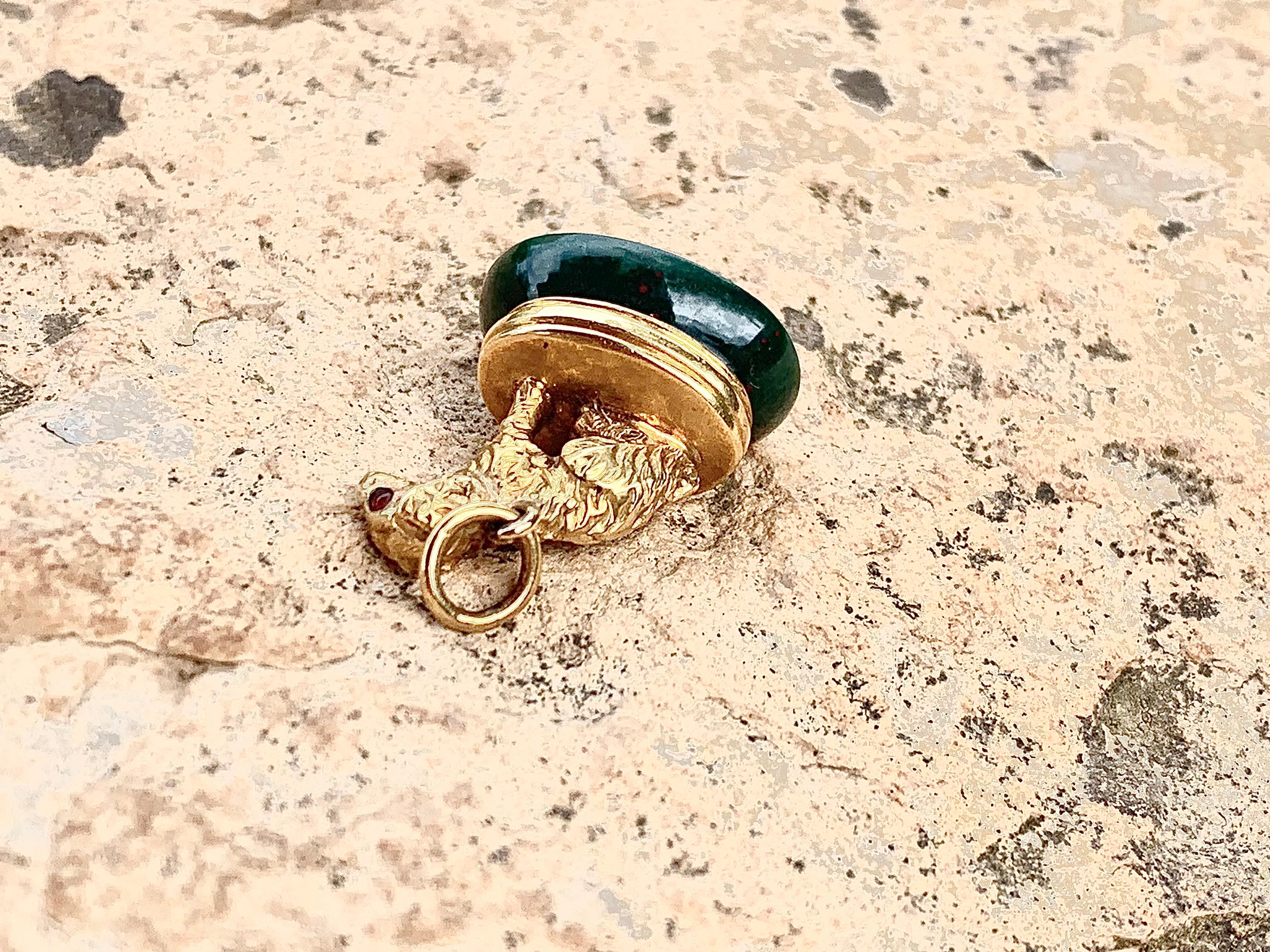 Dieses charmante kleine Siegel in Form eines Hundes wurde im letzten Viertel des 19. Jahrhunderts in Frankreich hergestellt. Er ist aus 18 Karat Gelbgold und Heliotrop, auch Blutstein genannt, gefertigt. Die kleine Figur hat winzige rubinrote Augen.