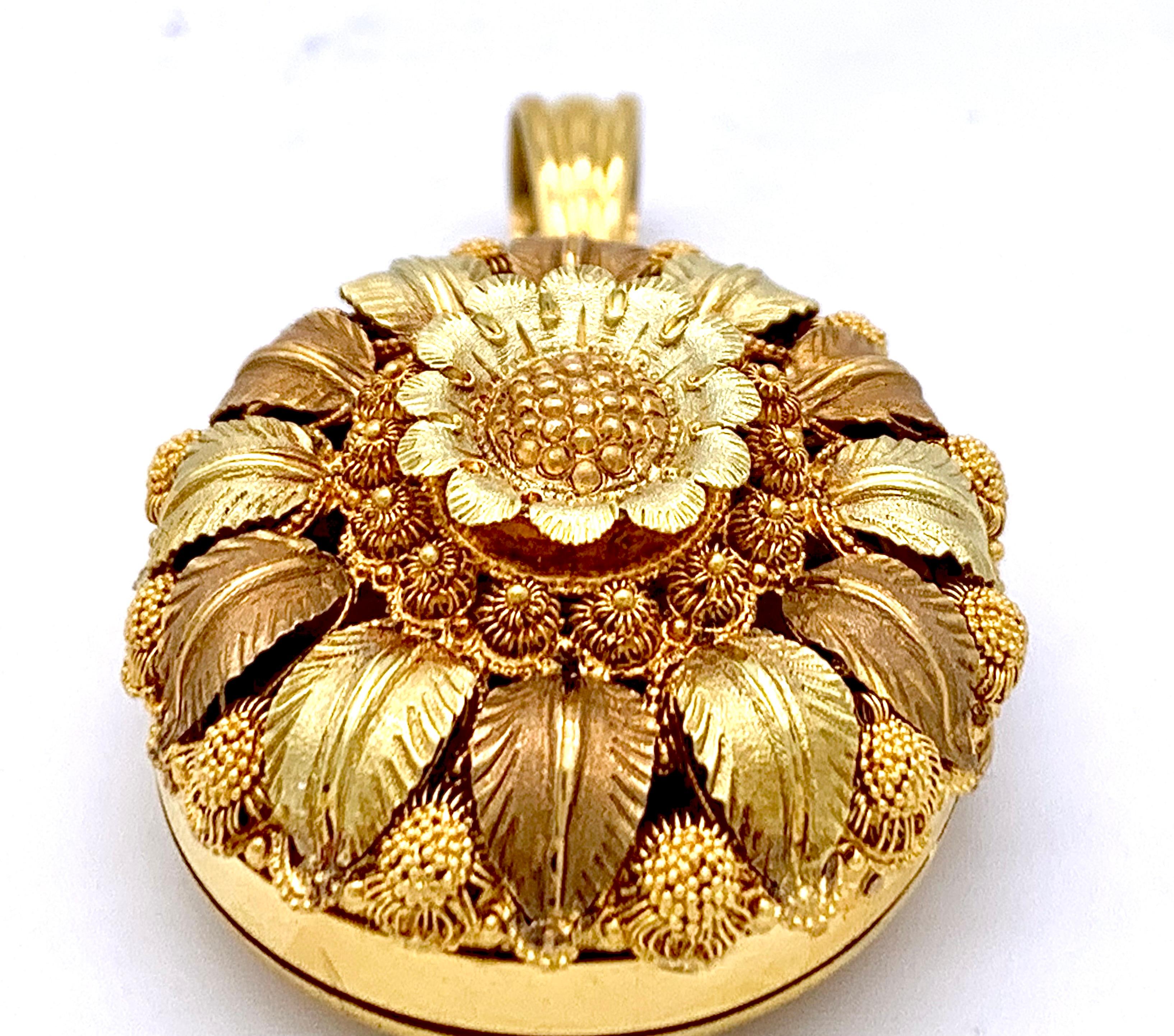 This wonderful locket has been executed in three different hues of 18 karat gold.