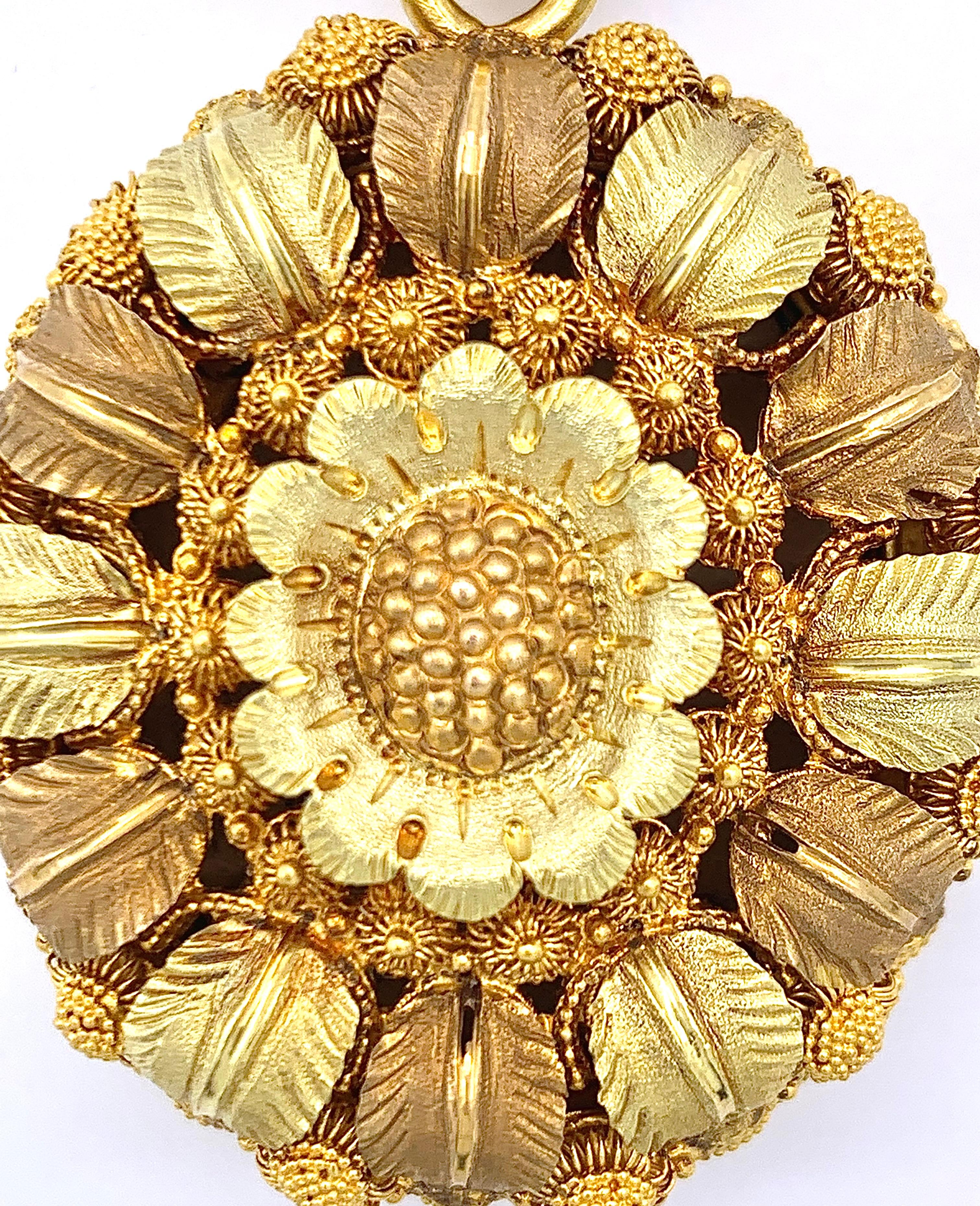 Women's Antique 18 Karat Gold à Trois Couleurs Locket Pendant Flowers Leaves For Sale