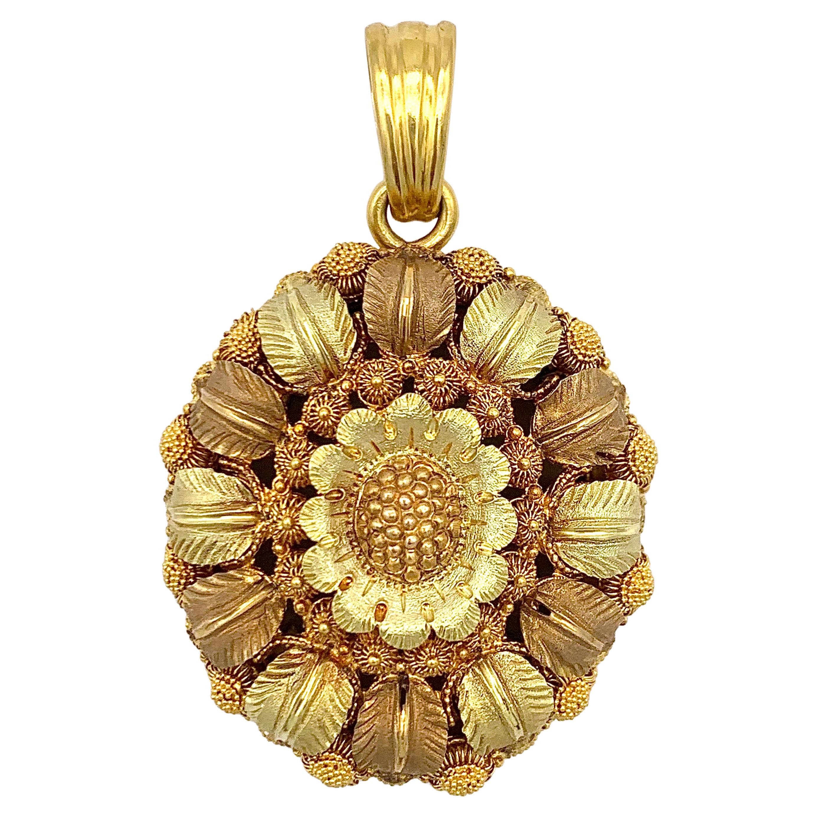 Antikes antikes 18 Karat Gold à Trois Couleurs Medaillon-Anhänger mit Blumenblättern