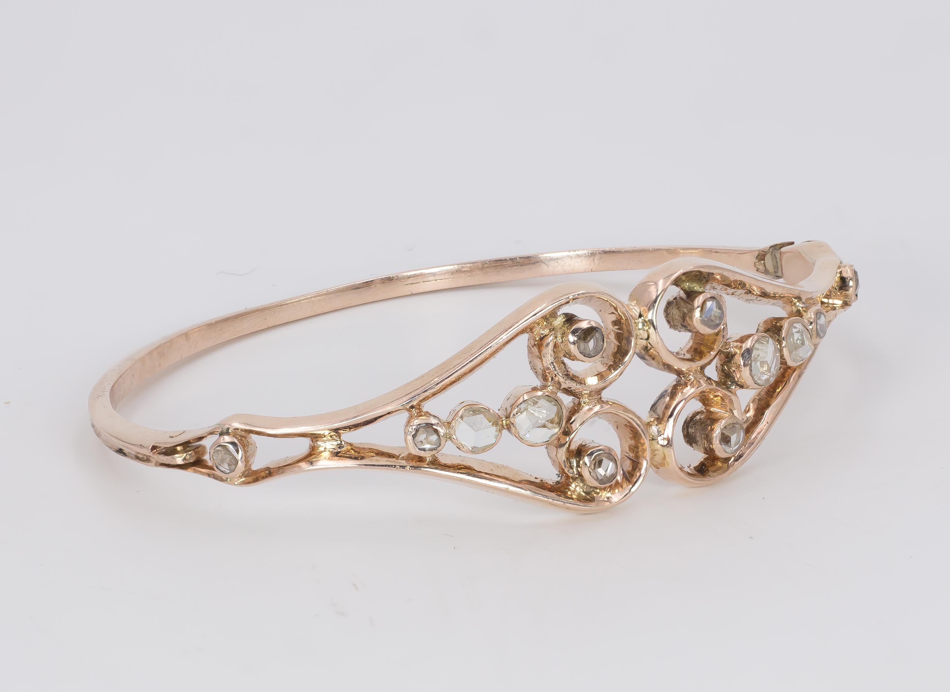 This antique bracelet features a very nice and interesting shape: two heart-shaped sections linked each other to decorate the frontal part of the bracelet, and are ornamented with rose cut diamonds. The bracelet is modelled in 18K rose gold