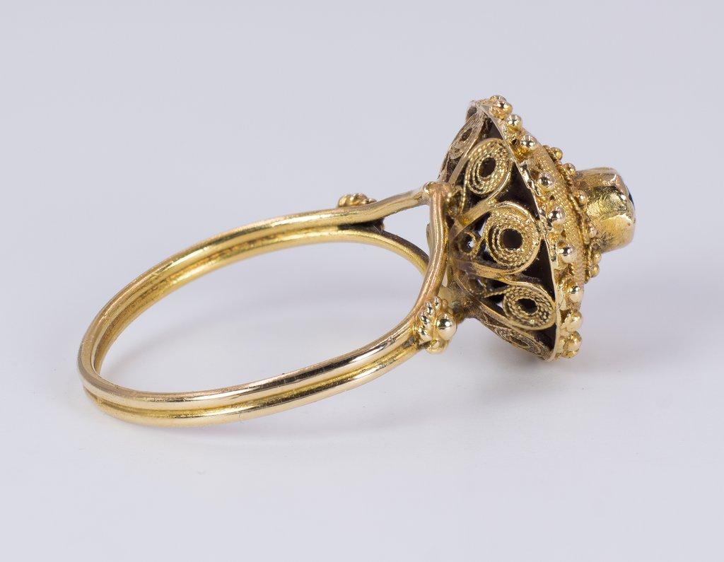 Women's Antique 18 Karat Gold and Garnet Ring, Early 20th Century For Sale