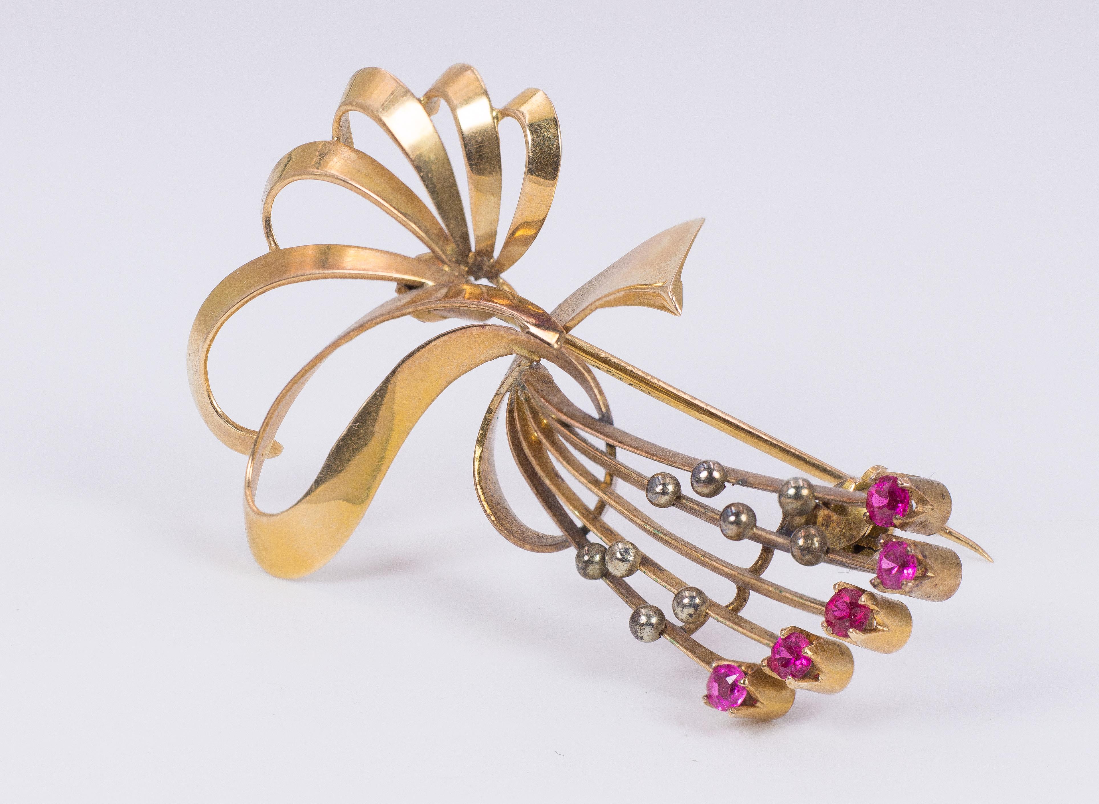 Antique 18 Karat Gold and Ruby Brooch, 1940s In Good Condition For Sale In Bologna, IT