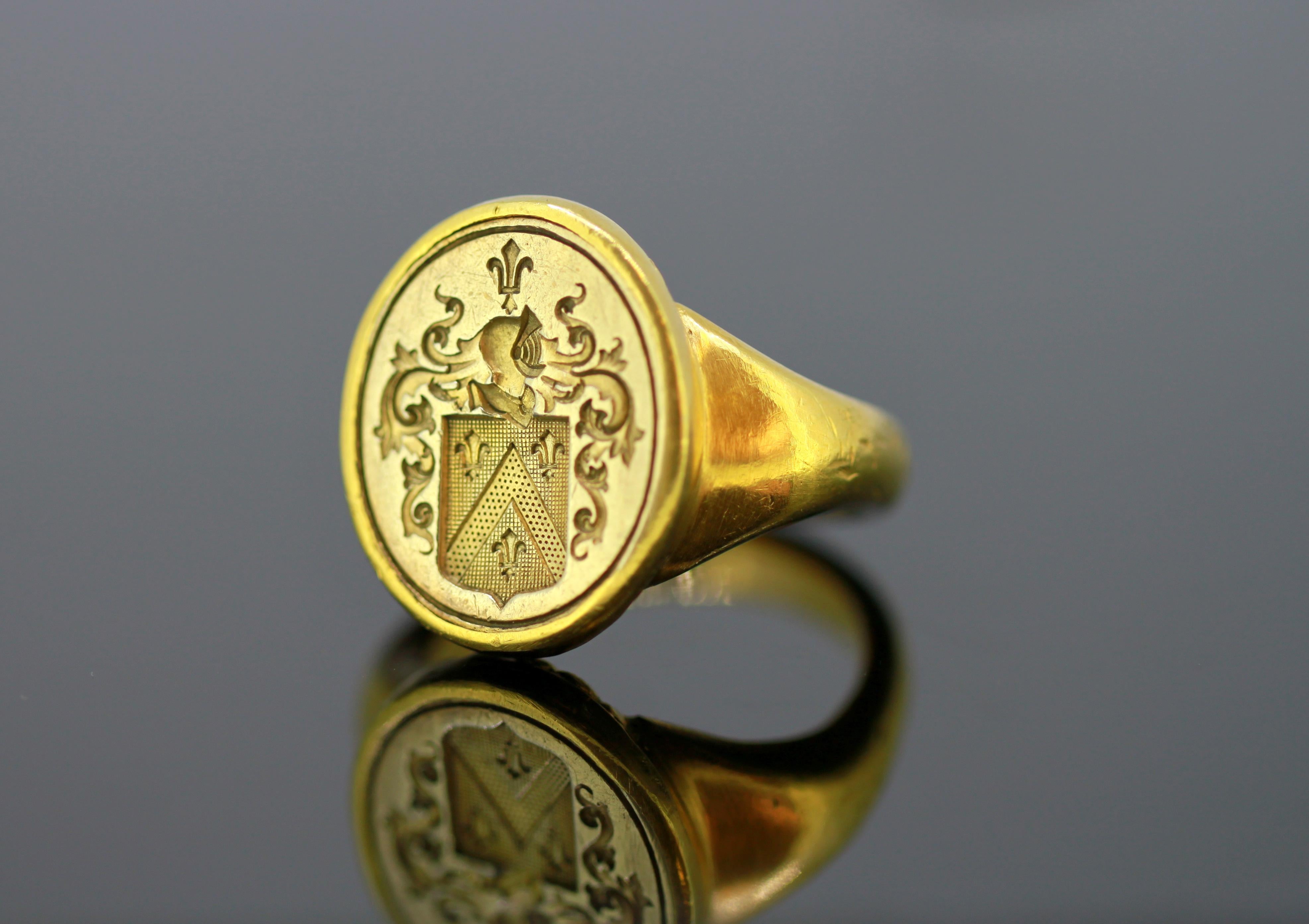 An antique 18k gold men's ring with a coat of  arms seal, ring appears to have possibly been in possession of a king or royal family member.
Made in France Circa 1780.

Dimensions -
Finger Size: (UK) = P (US) = 8 (EU) = 56 1/4
Size : 3 x 2.8 x 2.3