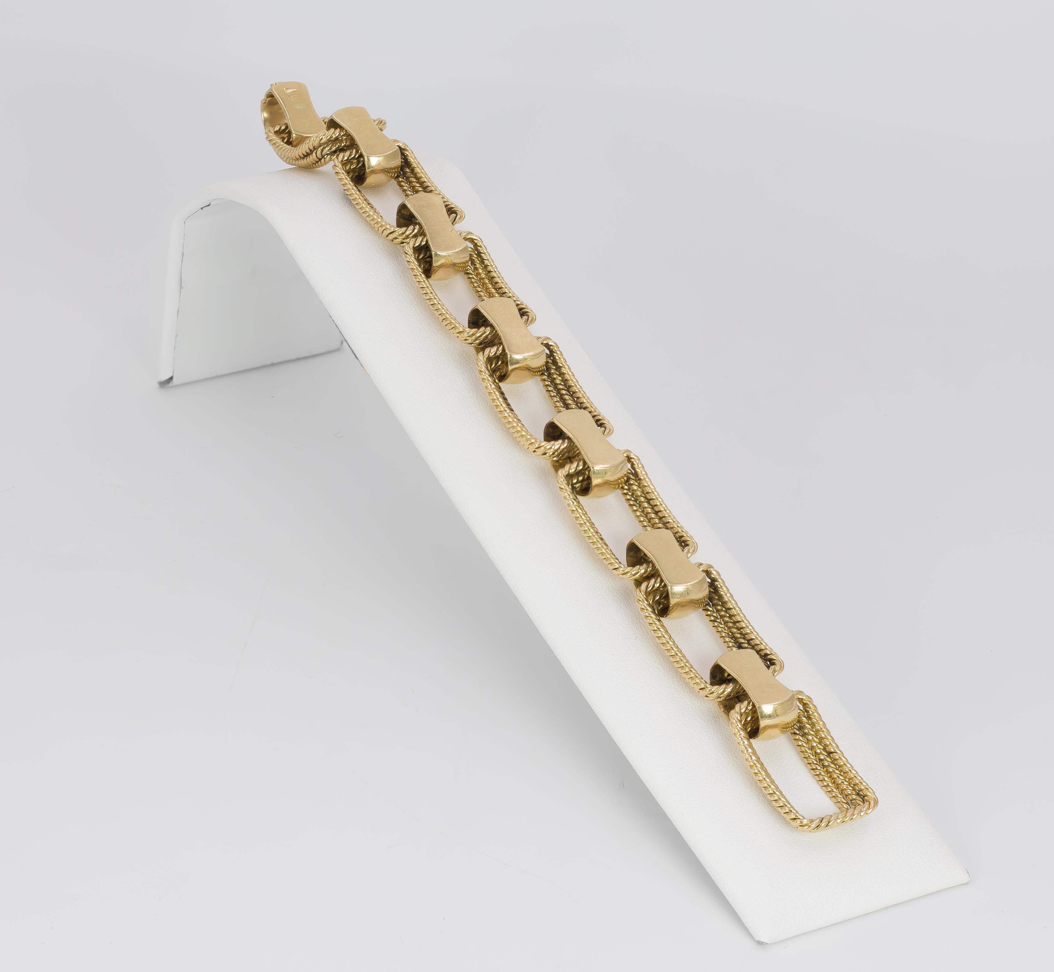 This very elegant antique link bracelet, dating from the 1940s, is set with seven rectangular sections, each one linked to each other by a gold chain. The bracelet is modlled in 18K gold throughout.  

MATERIALS
18K gold

DIMENSIONS
Length: 19
