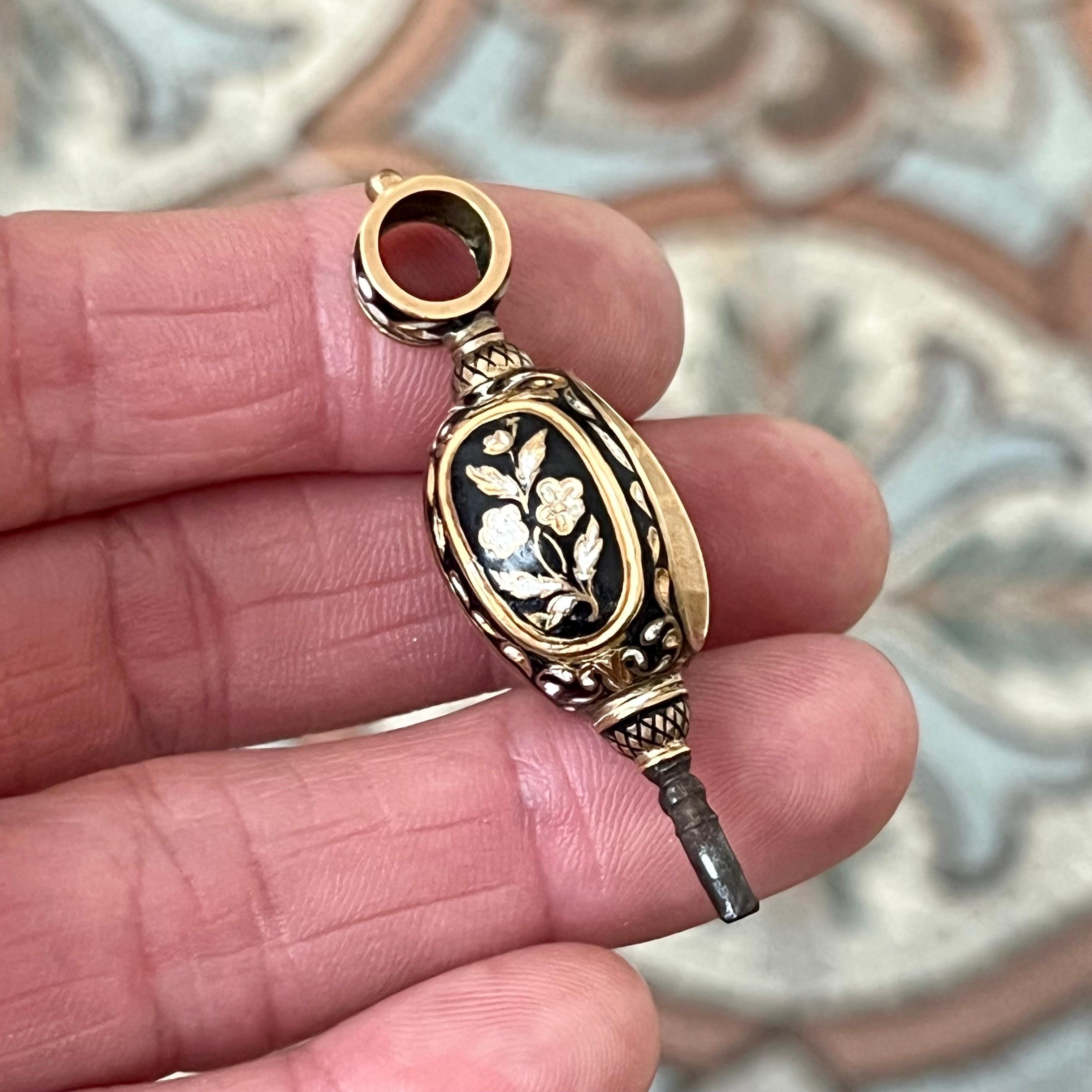 Antique 18 Karat Rose Gold and Enamel Pocket Watch Key with Compartments In Good Condition For Sale In Rotterdam, NL