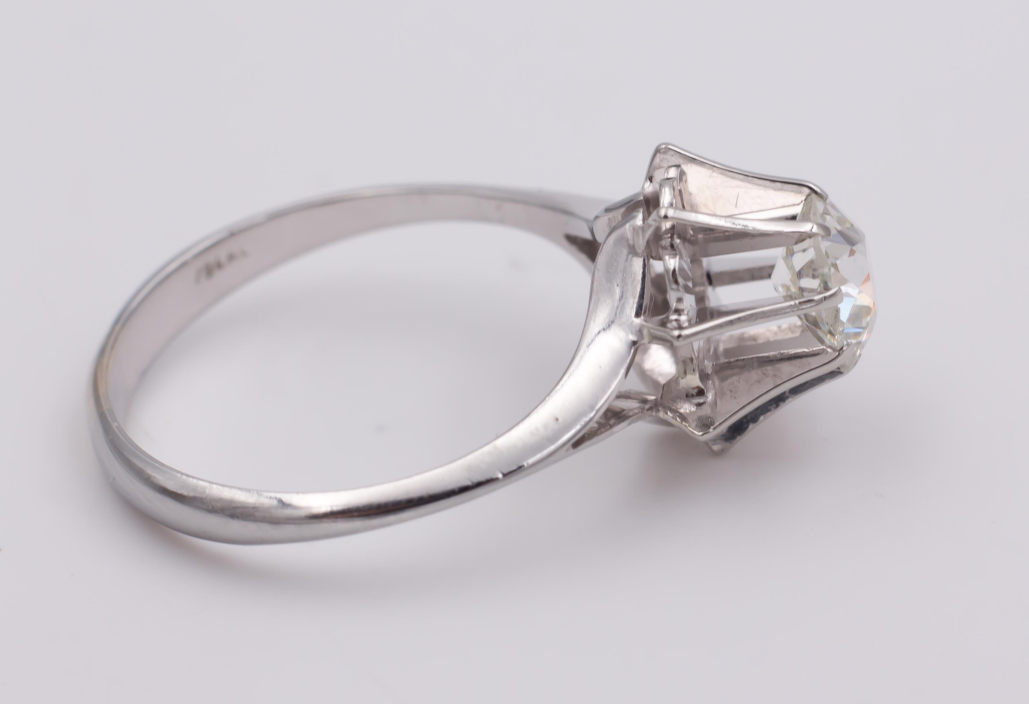 Round Cut Antique 18 Karat White Gold and Diamond Solitaire Ring, 1940s For Sale