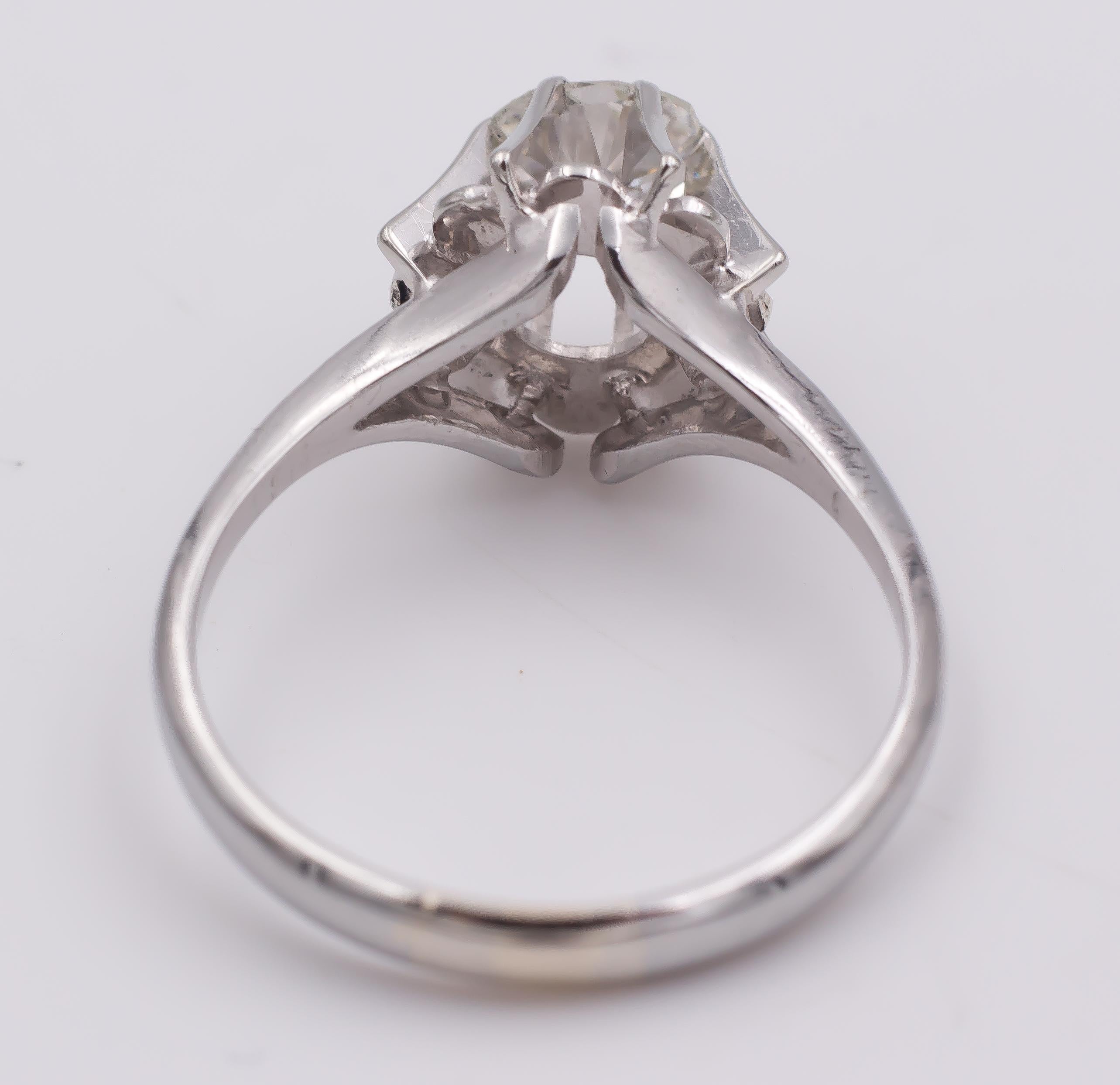 Antique 18 Karat White Gold and Diamond Solitaire Ring, 1940s In Good Condition For Sale In Bologna, IT