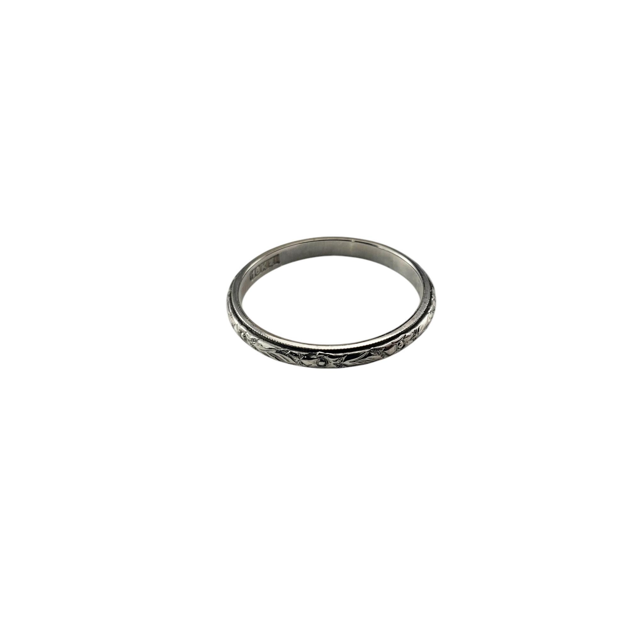 Antique 18K White Gold Floral Design Wedding Band Ring Size 7

This elegant wedding band exudes timeless elegance and romantic charm. Crafted from 18K white gold, the band features a delicate floral design, symbolizing growth and eternal love.