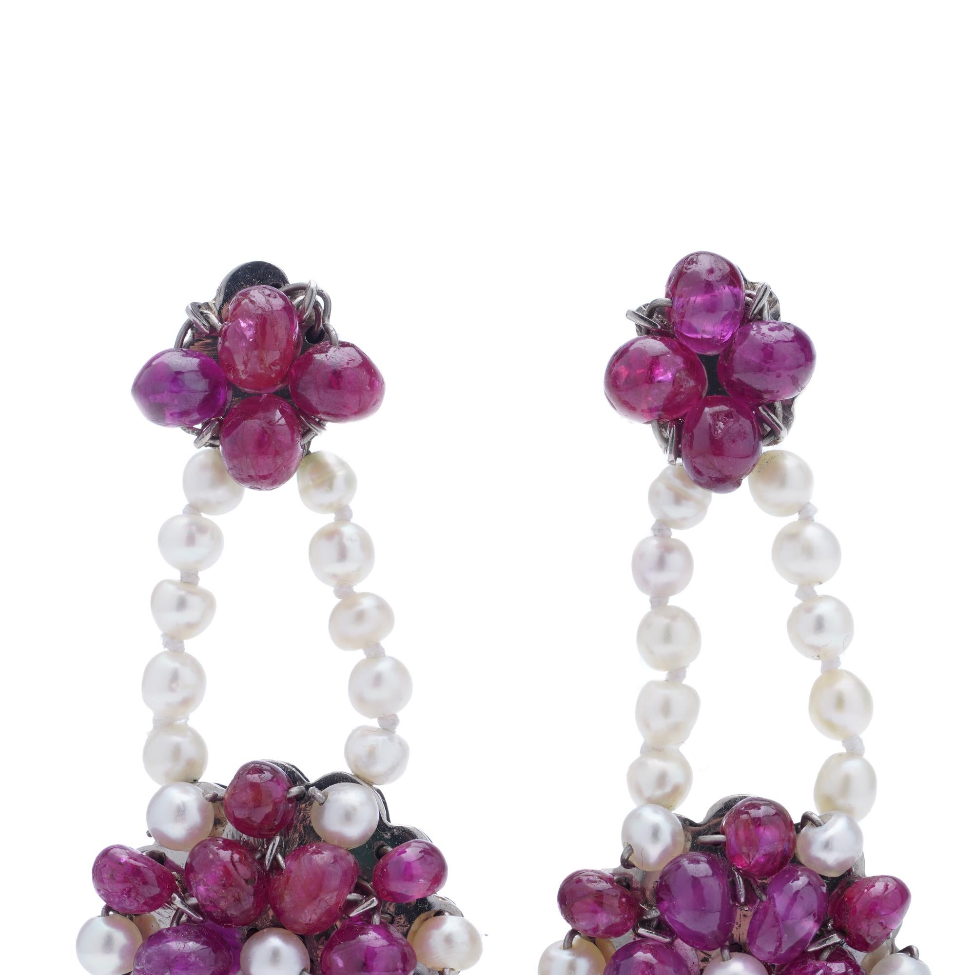Boucles d'oreilles en goutte en or blanc 18 carats à fleurs avec rubis de Birmanie et perles Pour femmes en vente