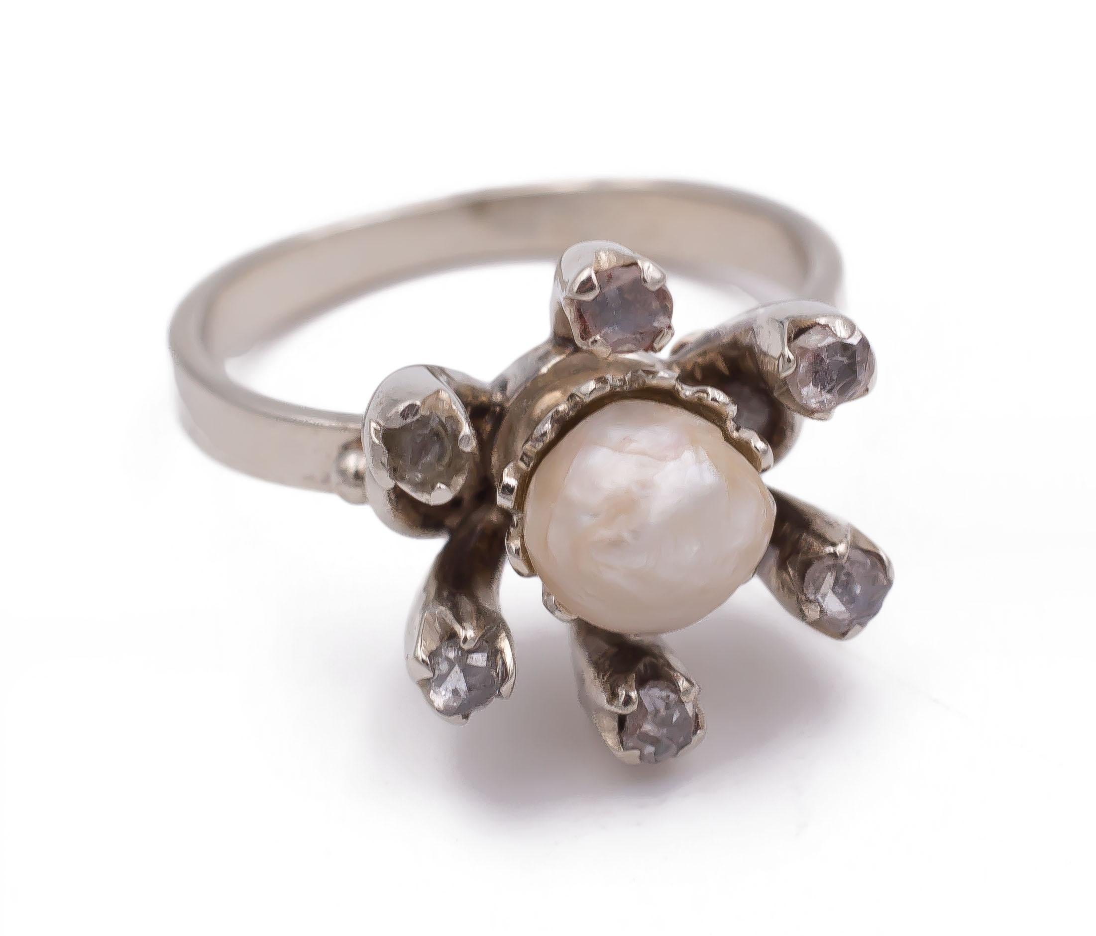 Antique 18 Karat White Gold, Pearl and Diamond Ring, 1930s In Good Condition For Sale In Bologna, IT