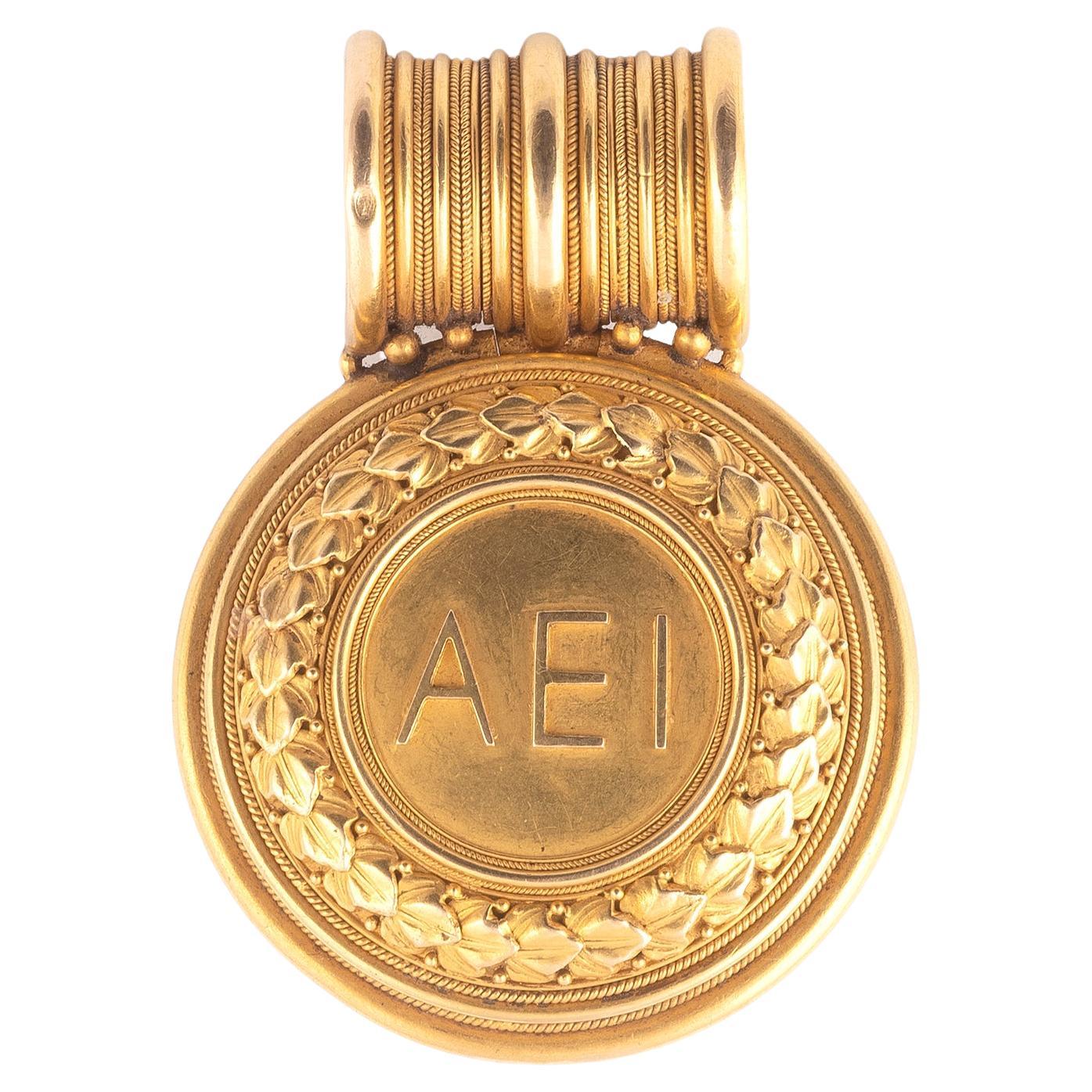 Centered on a round lapis lazuli cabochon, the frame beaded on the obverse and reverse. It opens on the back with a flap bearing the inscription AEI and leaving a circular space. The tubular belly is gadrooned. 
The applied reverse of the letters 