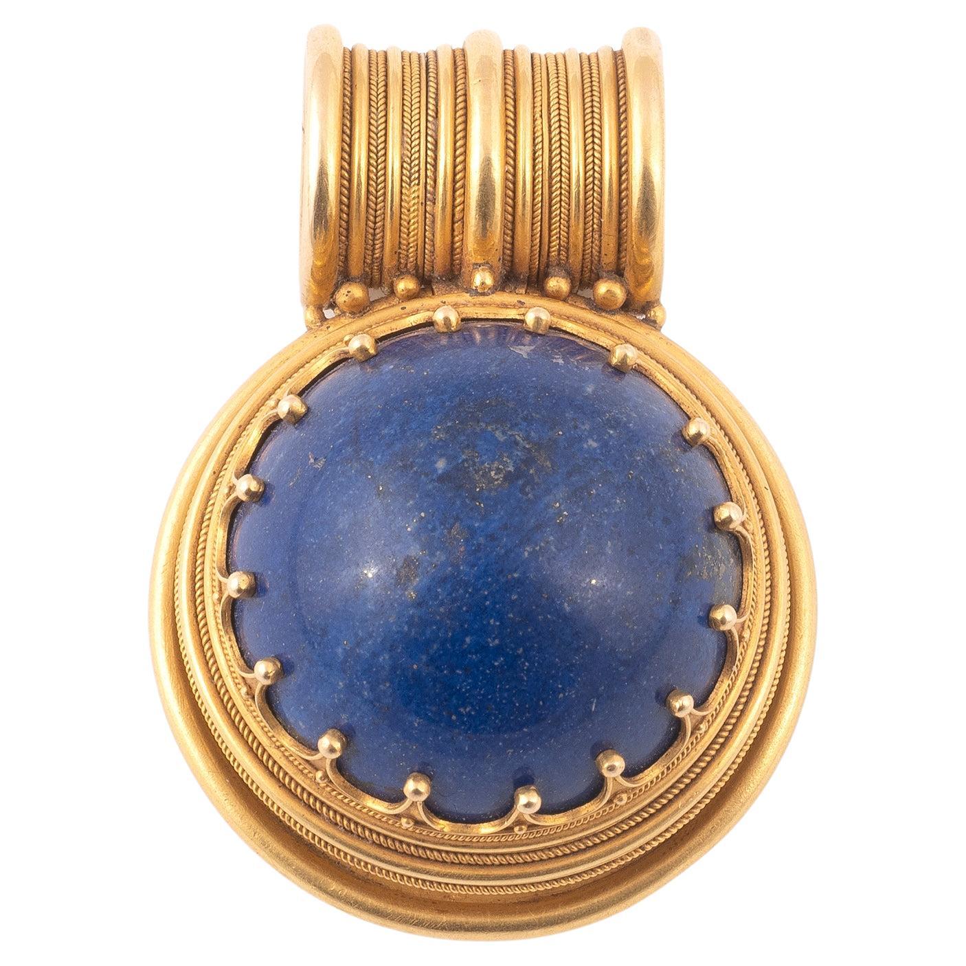 Taille ronde Pendentif ancien Bulla en or jaune 18 carats avec cabochon en lapis-lazuli de style étrusque en vente