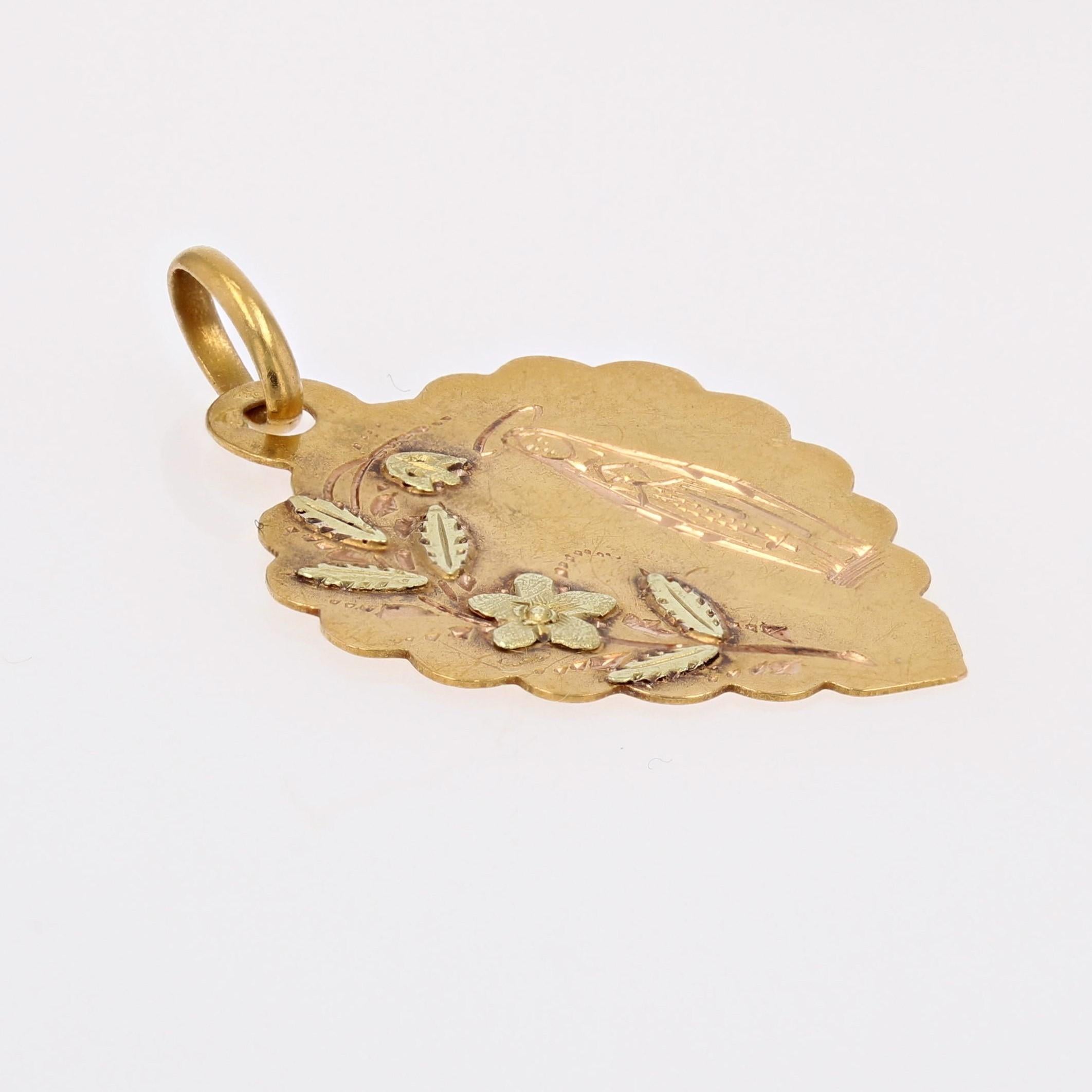 Medaille aus 18 Karat Gelb- und Grüngold, Adlerkopfpunze.
Diese antike Medaille in Herzform stellt das Heiligtum 