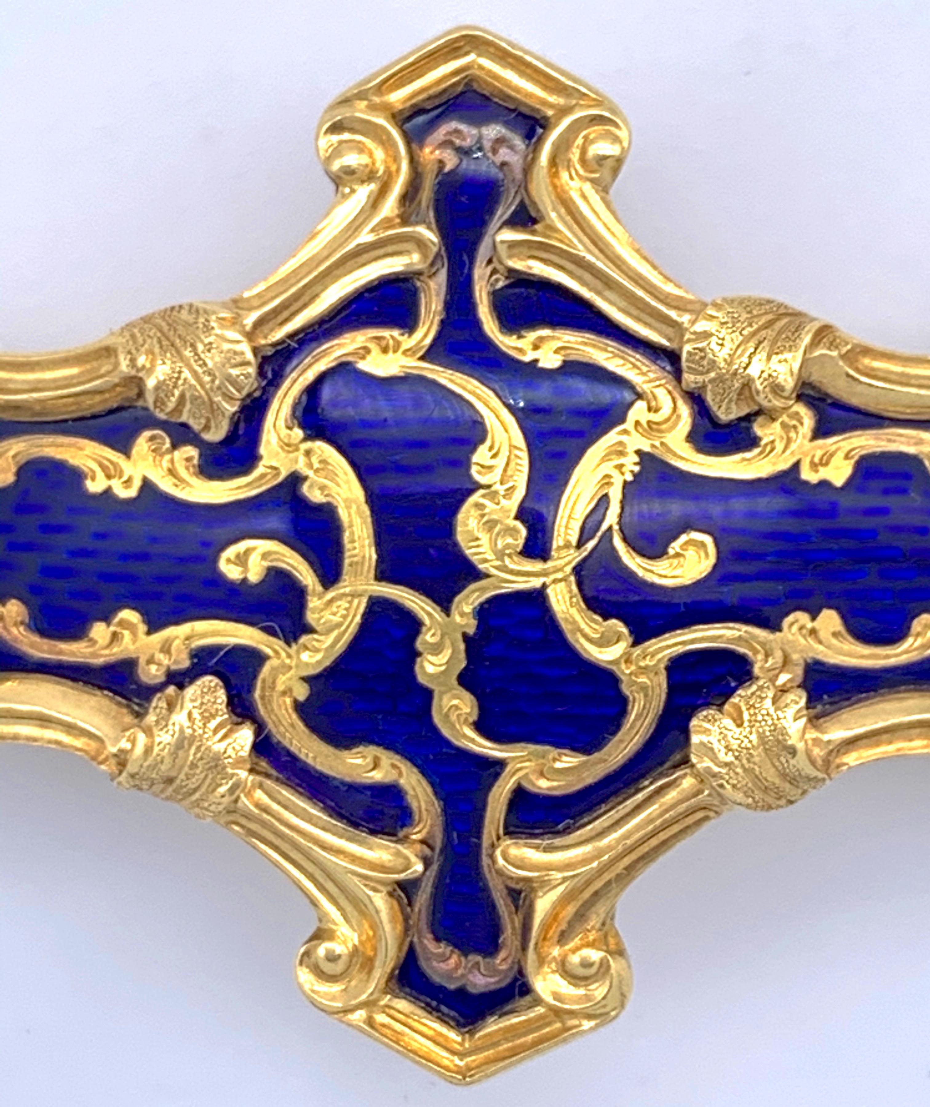 Antiker Ornamentverschluss aus 18 Karat Gelbgold mit blauen Emaille-Blättern aus William IV im Zustand „Gut“ in Munich, Bavaria
