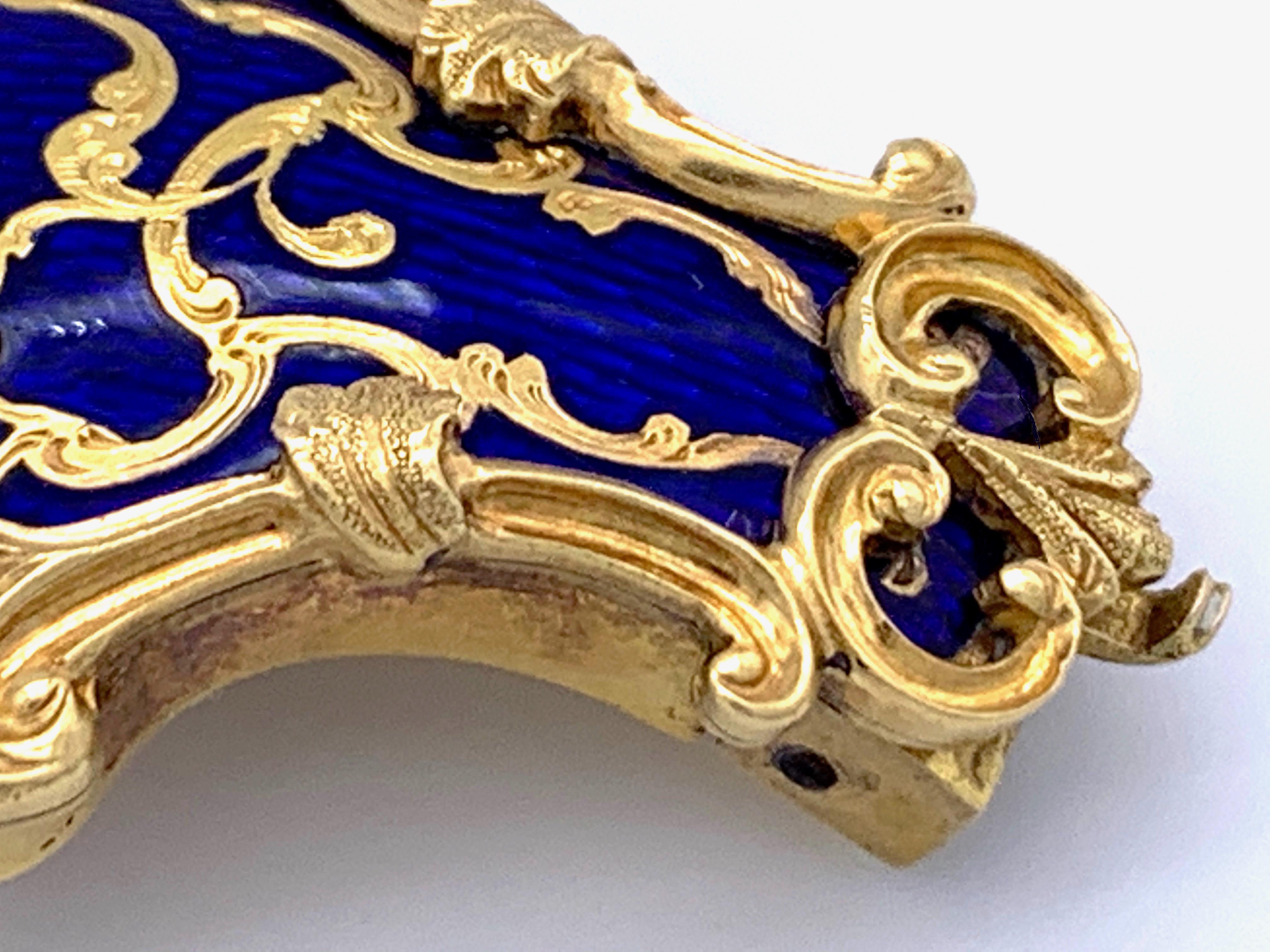 Antiker Ornamentverschluss aus 18 Karat Gelbgold mit blauen Emaille-Blättern aus William IV Damen