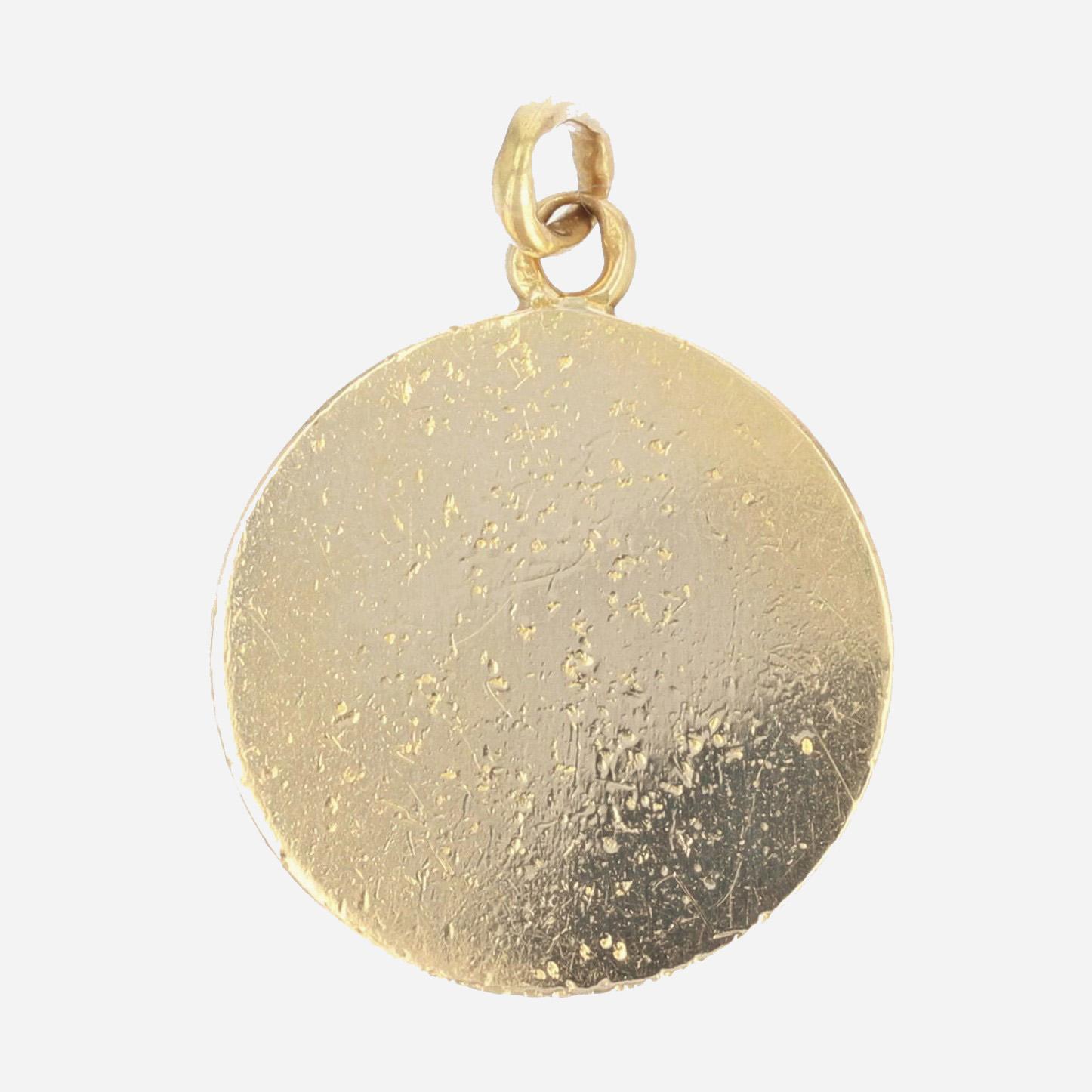 Medal in 18 karat yellow gold.
Very detailed, this religious medal of round shape represents Saint Christopher carrying on his shoulder the child Jesus in the middle of a torrent. The back is smooth.
This antique pendant is signed Muller.
Pendant