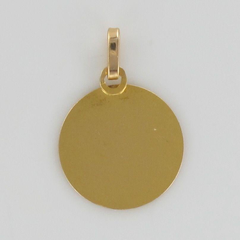 Medaille aus 18 Karat Gelbgold.
Kleiner antiker Anhänger, der den heiligen Christophe und das Jesuskind in einem ziselierten Dekor darstellt.
Gesamtlänge: 9,7 mm, Breite an der breitesten Stelle: 3,9 mm.
Gesamtgewicht der Medaille: ca. 1,2